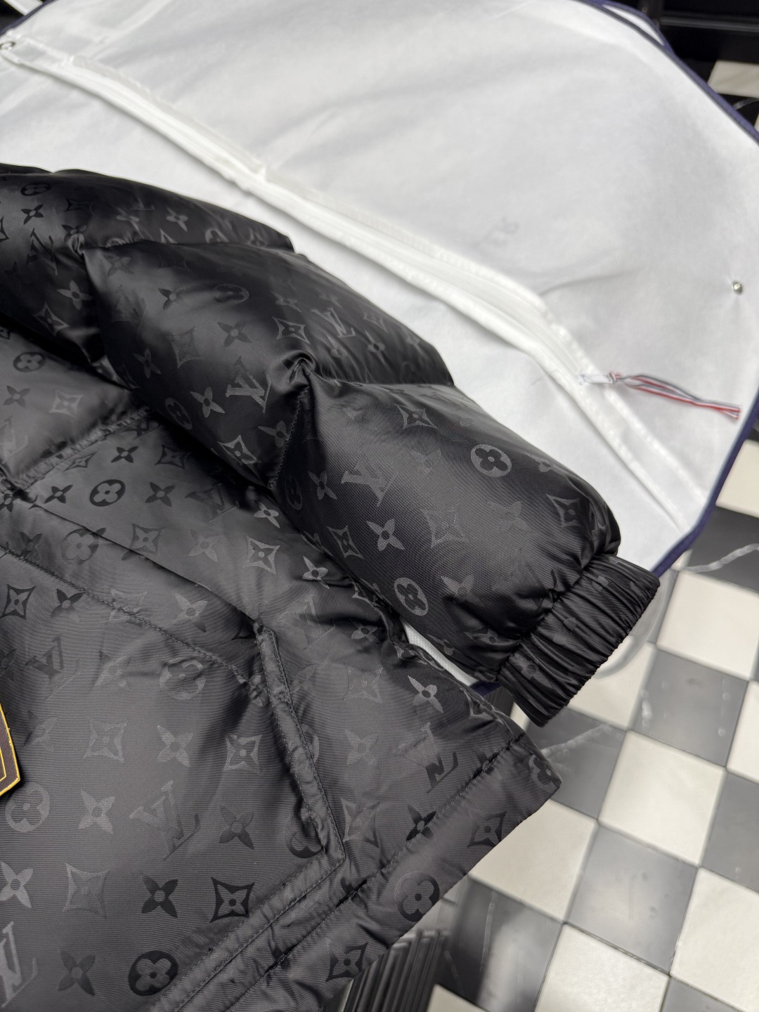 Louis Vuitton Monogram Padded Down Jacket - Stylish & Warm Outerwear 6 cmp i1755357332449 931 0 4