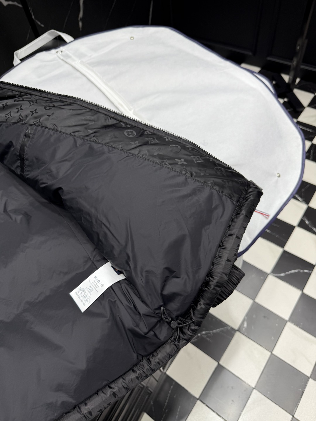 Louis Vuitton Monogram Padded Down Jacket,Black Fashionable and Comfortable 4 cmp i1755357351180 9747 0 3