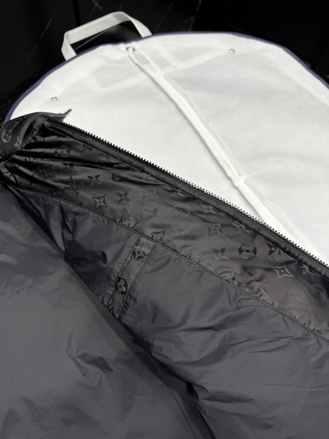 Louis Vuitton Monogram Padded Down Jacket,Black Fashionable and Comfortable 5 cmp i1755357351238 6895 0 4