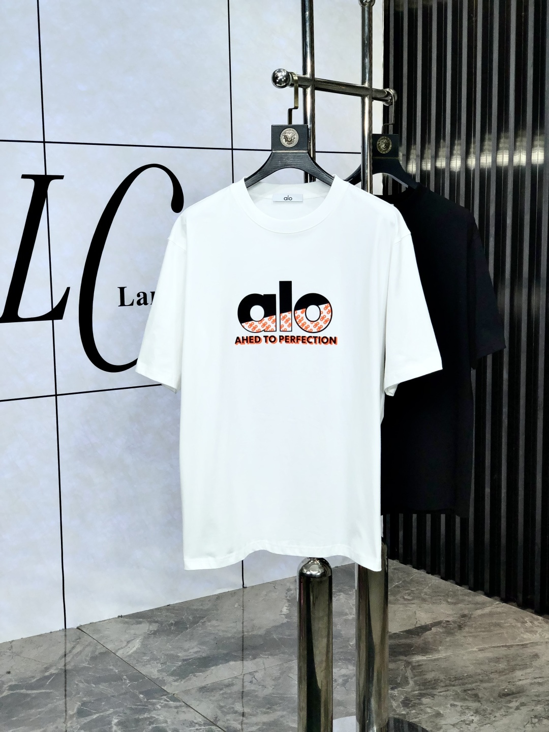 NO:447242,.alo. Wear 200 catties. 2025 spring and summer new product fashionable round neck short sleeve high-end custom versatile style!  More practical, anyone can easily control it. It is made of pure cotton fabric, luxurious and classic brand logo design, m is very high-end and must-have if you understand the goods!  The style and tailoring are very exquisite, and the S shows the aura and highlights the exquisiteness of men. This is the unique feature, the right slim fit, and the upper body effect is very good. Size xs-xxL. Subscribe to height and weight by placing an order, T-shirt, alexander wang19860909.alo.穿200斤.2025春夏新品时尚圆领短袖高级定制百搭款式！更有实用感 任何人都可以轻松驾驭 采用纯棉面料制作,奢华经典品牌logo设计,m非常显档次懂货的必须入！版型剪裁属于修身款 非常精致,s显气场,又会凸显男士的精致,这就是独到之处,恰到好处的修身,上身效果非常赞.尺码xs-xxL.下单报身高体重,,T-shirt,alexander wang,Men's clothing