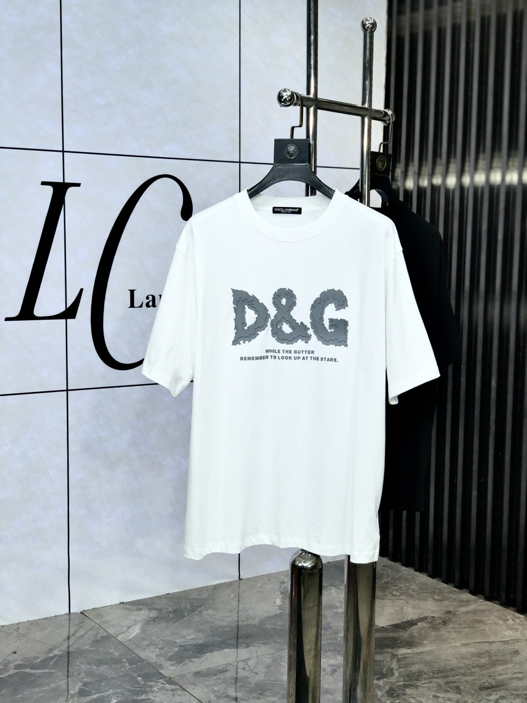 NO:447248,.D&G. Wear 200 catties. 2025 spring and summer new product, fashionable round neck short sleeve high-end custom versatile style!  More practical, anyone can easily control it. It is made of pure cotton fabric, luxurious and classic brand logo design, m is very high-end and must-have if you understand the goods!  The style and tailoring are very exquisite, the S shows the aura and highlights the exquisiteness of men. This is the unique feature, the right slim fit, and the upper body effect is very good. Size xs-xxL. Subscribe to height and weight by placing an order, Dolce & Gabbana, T-shirt, alexander wang19860909.D&G.穿200斤.2025春夏新品时尚圆领短袖高级定制百搭款式！更有实用感 任何人都可以轻松驾驭 采用纯棉面料制作,奢华经典品牌logo设计,m非常显档次懂货的必须入！版型剪裁属于修身款 非常精致,s显气场,又会凸显男士的精致,这就是独到之处,恰到好处的修身,上身效果非常赞.尺码xs-xxL.下单报身高体重,,Dolce&Gabbana,T-shirt,alexander wang,Men's clothing