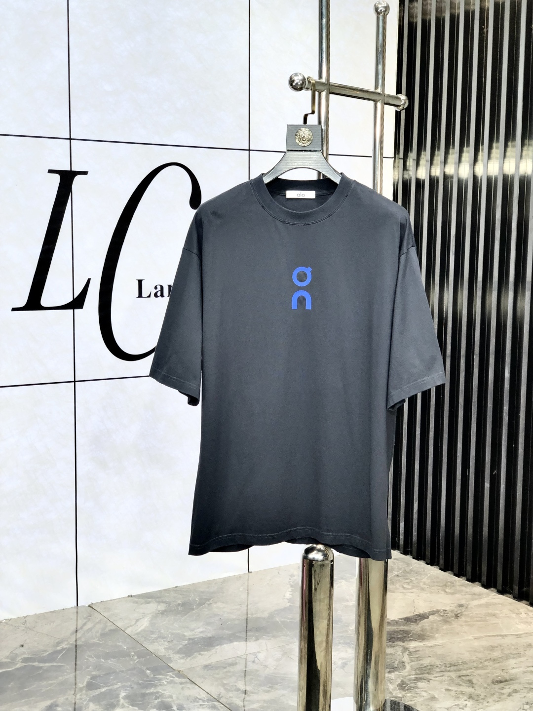 NO:447261,.alo.2025 spring and summer new product fashionable round neck short sleeve high-end custom versatile style!  More practical, anyone can easily control it. It is made of pure cotton fabric, luxurious and classic brand logo design, m is very high-end and must-have if you understand the goods!  The style and tailoring are very exquisite, the S shows the aura and highlights the exquisiteness of men. This is the unique feature, the right slim fit, and the upper body effect is very good. Size s-xL. Order to report height and weight, T-shirt, alexander wang19860909.alo.2025春夏新品时尚圆领短袖高级定制百搭款式！更有实用感 任何人都可以轻松驾驭 采用纯棉面料制作,奢华经典品牌logo设计,m非常显档次懂货的必须入！版型剪裁属于修身款 非常精致,s显气场,又会凸显男士的精致,这就是独到之处,恰到好处的修身,上身效果非常赞.尺码s-xL .下单报身高体重,,T-shirt,alexander wang,Men's clothing