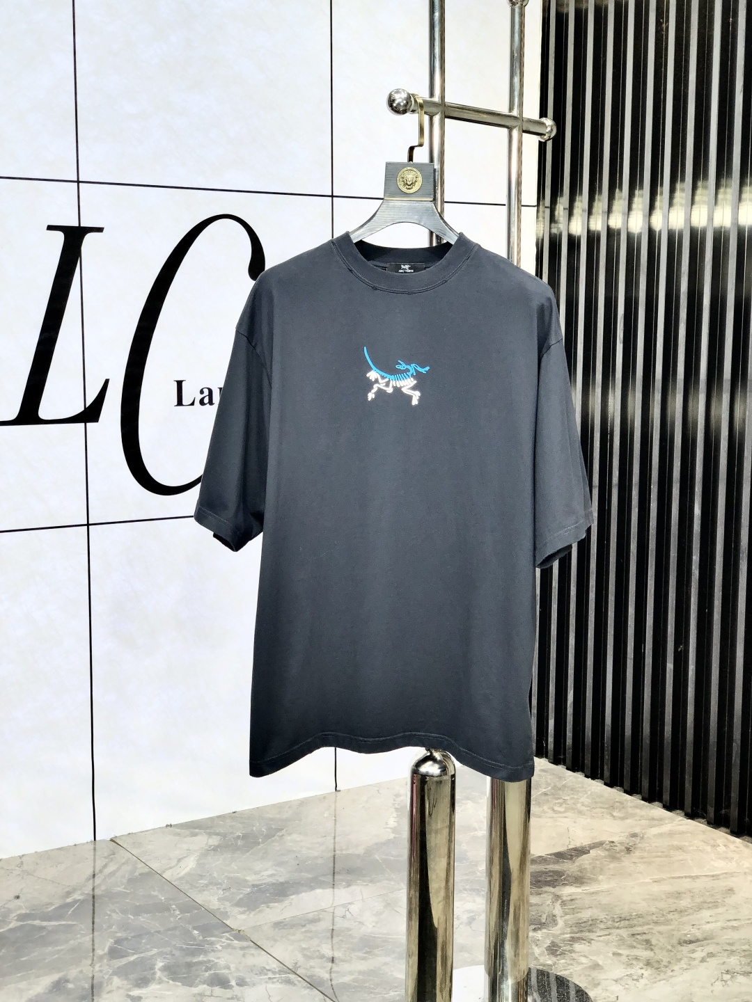 NO:447258,.Architecture Bird. 2025 spring and summer new product, fashionable round neck short sleeve high-end custom versatile style!  More practical, anyone can easily control it. It is made of pure cotton fabric, luxurious and classic brand logo design, m is very high-end and must-have if you understand the goods!  The style and tailoring are very exquisite, the S shows the aura and highlights the exquisiteness of men. This is the unique feature, the right slim fit, and the upper body effect is very good. Size s-xL. Order to report height and weight, arc'teryx, T-shirt, alexander wang19860909.始祖鸟.2025春夏新品时尚圆领短袖高级定制百搭款式！更有实用感 任何人都可以轻松驾驭 采用纯棉面料制作,奢华经典品牌logo设计,m非常显档次懂货的必须入！版型剪裁属于修身款 非常精致,s显气场,又会凸显男士的精致,这就是独到之处,恰到好处的修身,上身效果非常赞.尺码s-xL .下单报身高体重,arc'teryx,T-shirt,alexander wang,Men's clothing