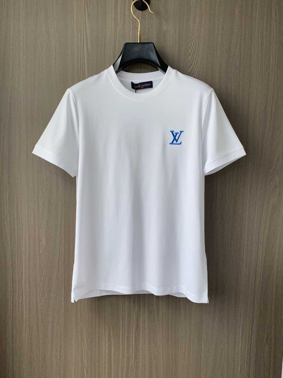 NO:492436,1v Louis Vuitton 2025 spring and summer new model first launch counter latest round neck short sleeves, high-end customization, avant-garde and fashionable design!  Brand logo heavy craft design, high-end customized 100 double-sided mercerated cotton fabric, soft feel, comfortable to wear, exquisite counter-level car line, fine workmanship, invincible and handsome upper body effect!  A must-have item for handsome men!  Code number M-3xL, louis vuitton, T-shirt, alexander wang198609091v 路易威登 2025春夏新款首发专柜最新款圆领短袖 高端订制 设计前卫时尚！品牌logo重工艺设计 高端定制100支双面丝光棉面料.手感柔软.穿着舒适.专柜级别精致车线.做工精细.上身效果无敌帅气！型男必备单品！码数M-3xL,,louis vuitton,T-shirt,alexander wang,Men's clothing