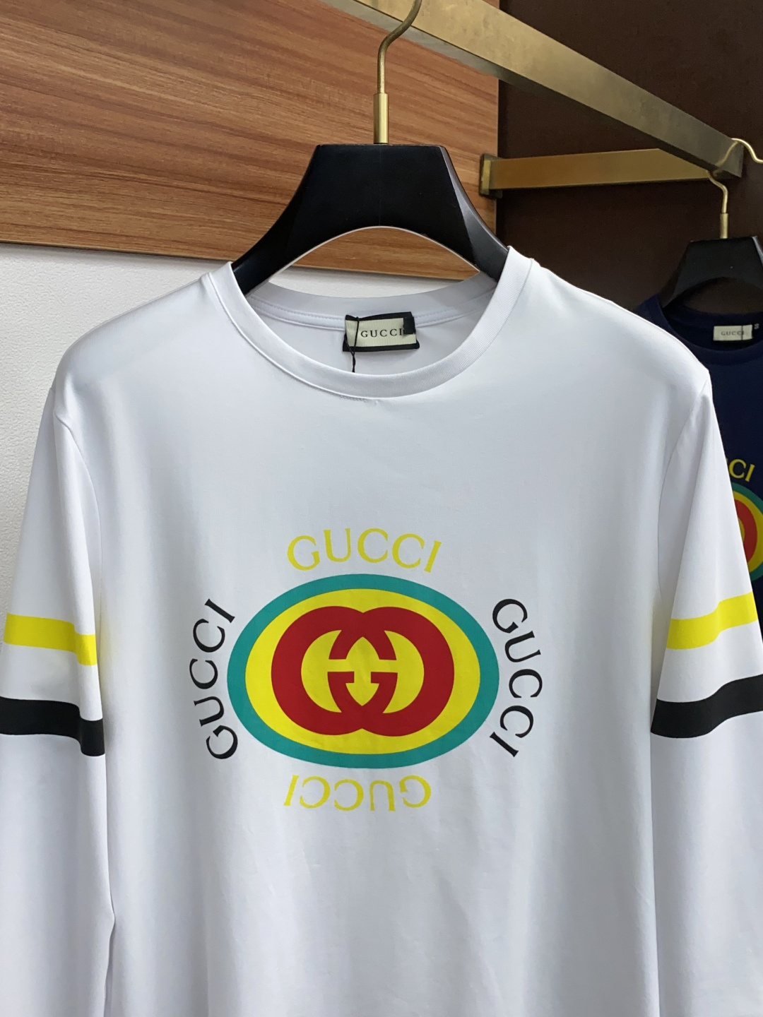 2新款圆领打低外穿长袖T恤，此款短T精选高织棉面料，触感爽滑软糯，贴身穿着极致舒适亲肤！衣身胸前经典品牌