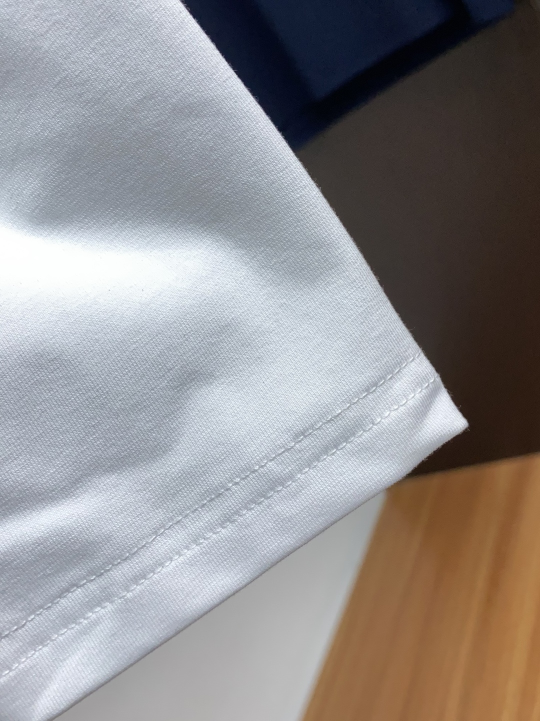 2新款圆领打低外穿长袖T恤，此款短T精选高织棉面料，触感爽滑软糯，贴身穿着极致舒适亲肤！衣身胸前经典品牌