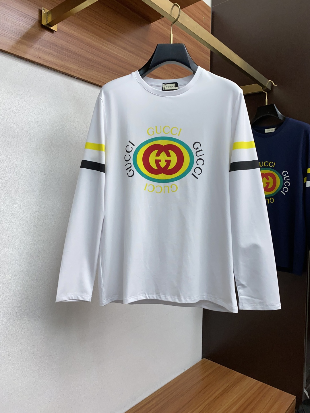 2新款圆领打低外穿长袖T恤，此款短T精选高织棉面料，触感爽滑软糯，贴身穿着极致舒适亲肤！衣身胸前经典品牌