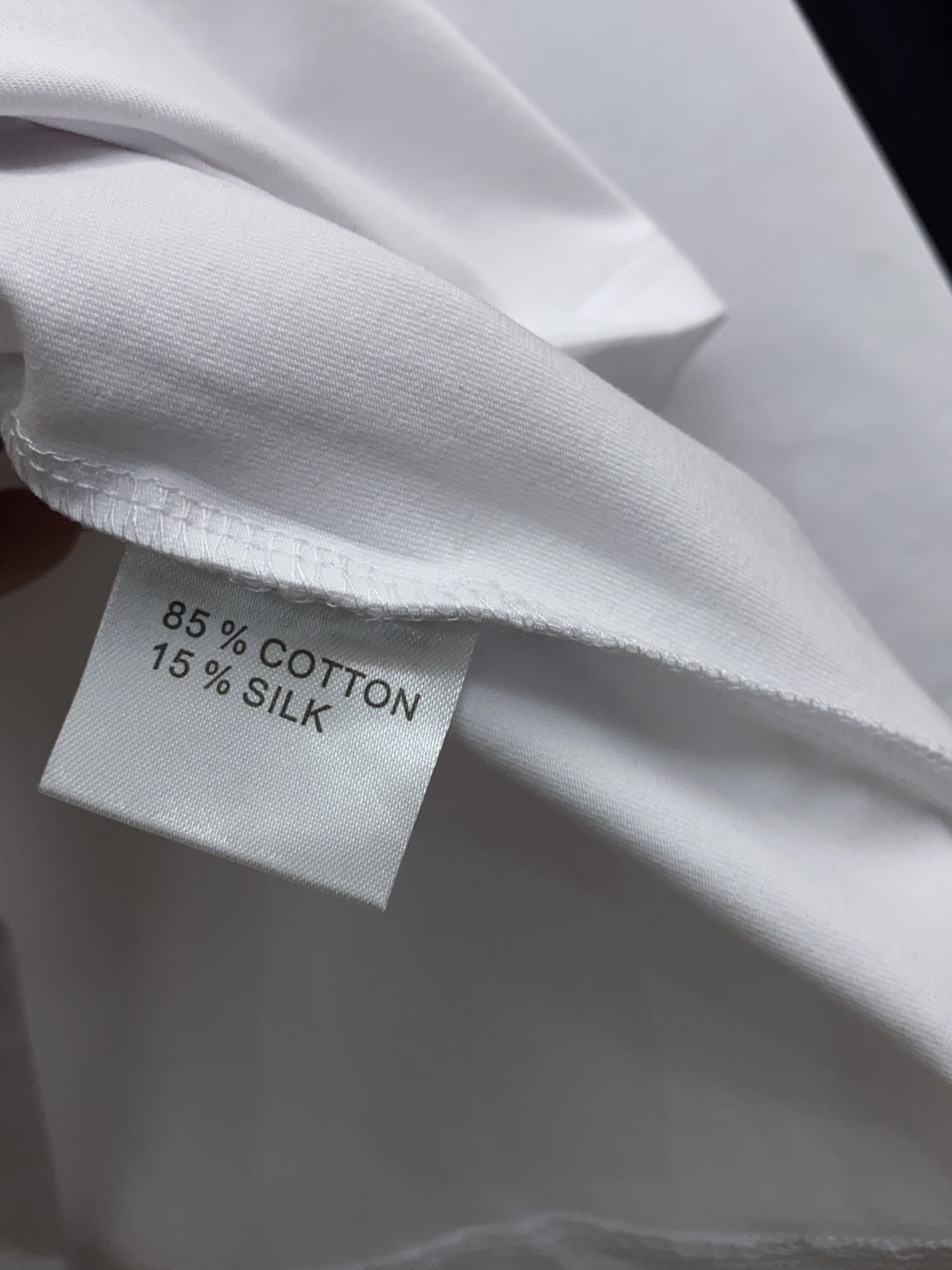 2新款圆领打低外穿长袖T恤，此款短T精选高织棉面料，触感爽滑软糯，贴身穿着极致舒适亲肤！衣身胸前经典品牌