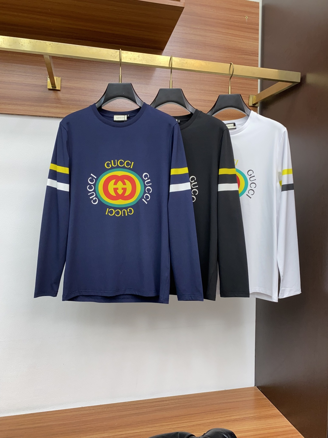 2新款圆领打低外穿长袖T恤，此款短T精选高织棉面料，触感爽滑软糯，贴身穿着极致舒适亲肤！衣身胸前经典品牌