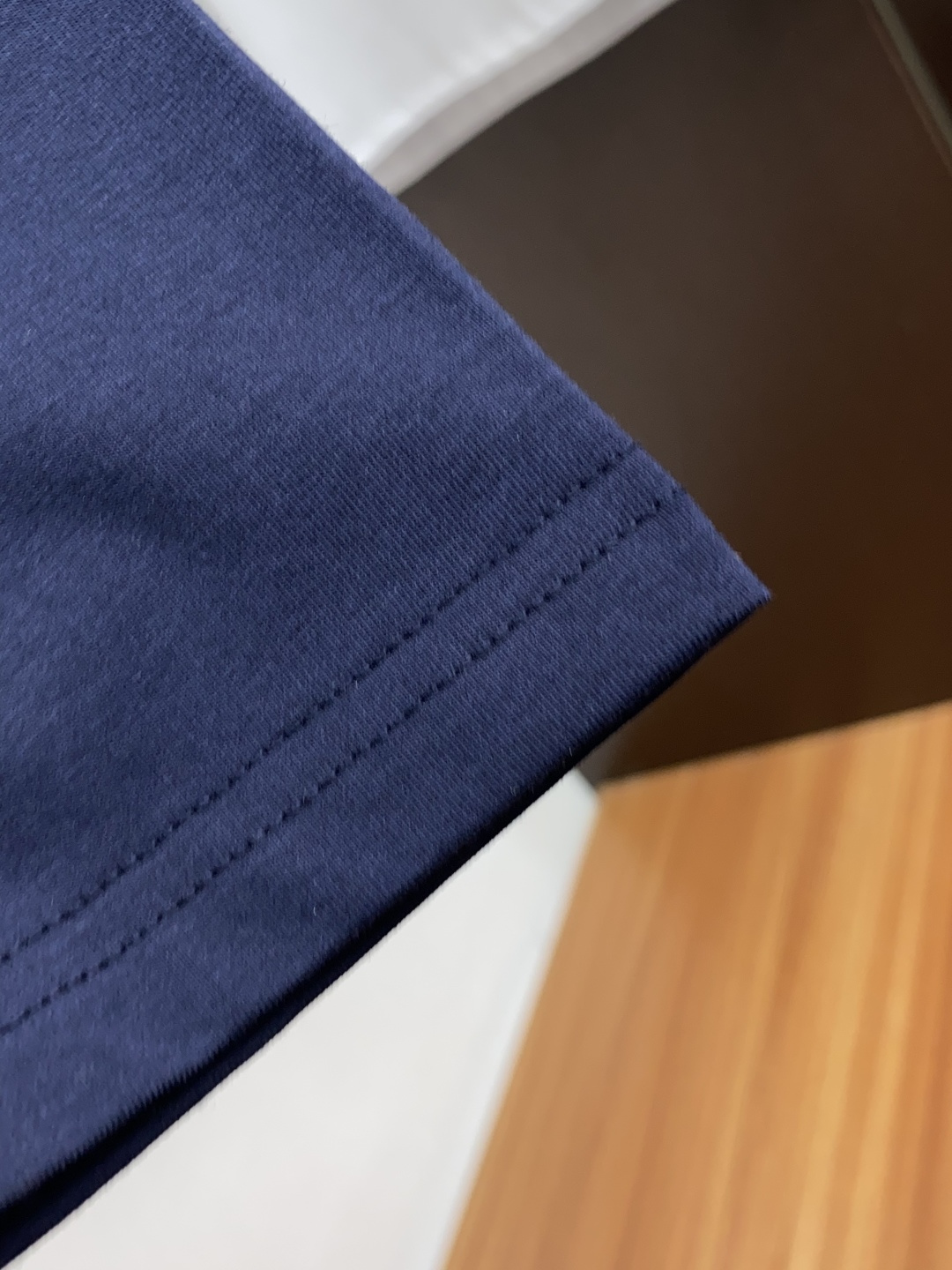 2新款圆领打低外穿长袖T恤，此款短T精选高织棉面料，触感爽滑软糯，贴身穿着极致舒适亲肤！衣身胸前经典品牌