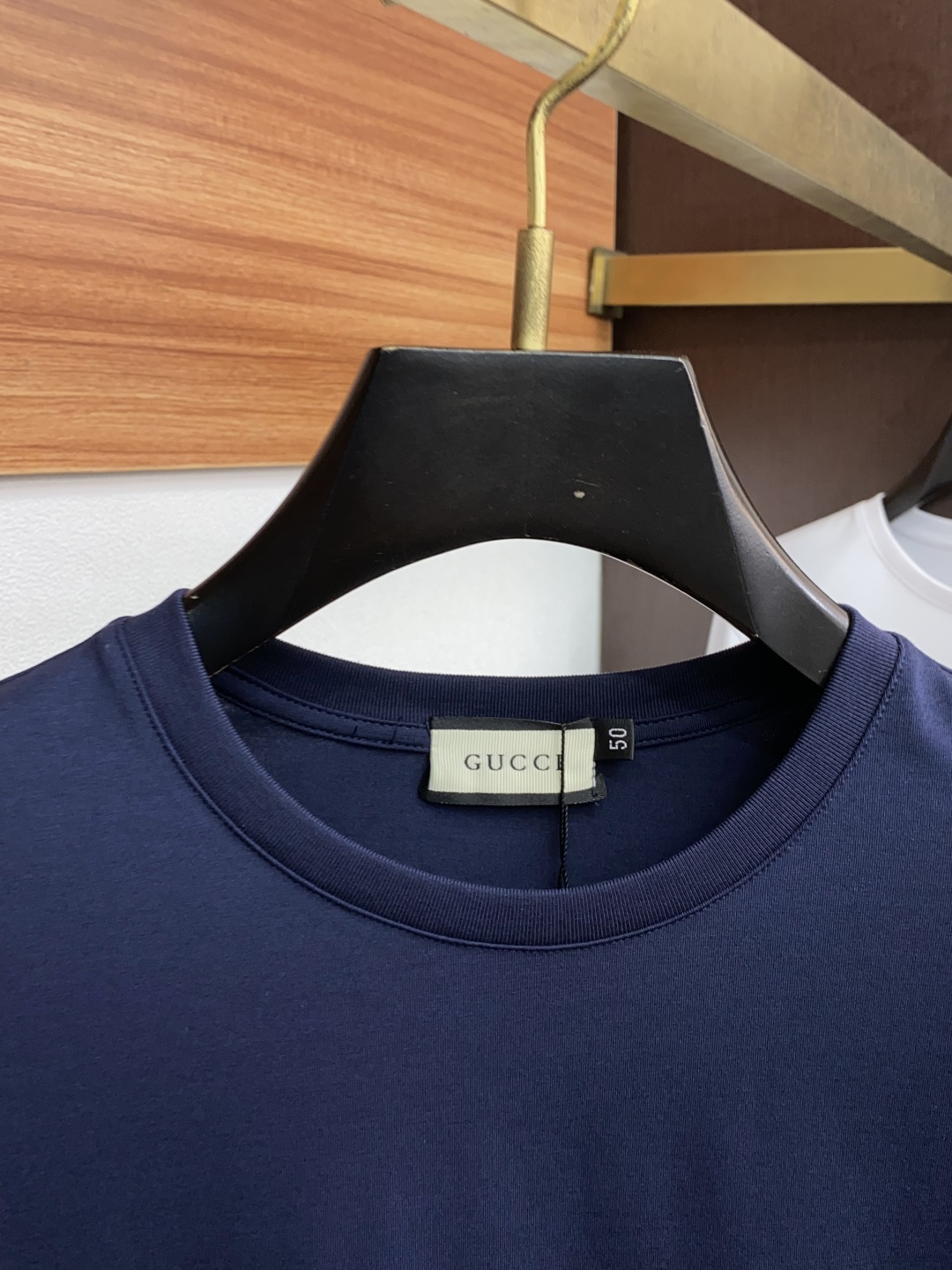 2新款圆领打低外穿长袖T恤，此款短T精选高织棉面料，触感爽滑软糯，贴身穿着极致舒适亲肤！衣身胸前经典品牌