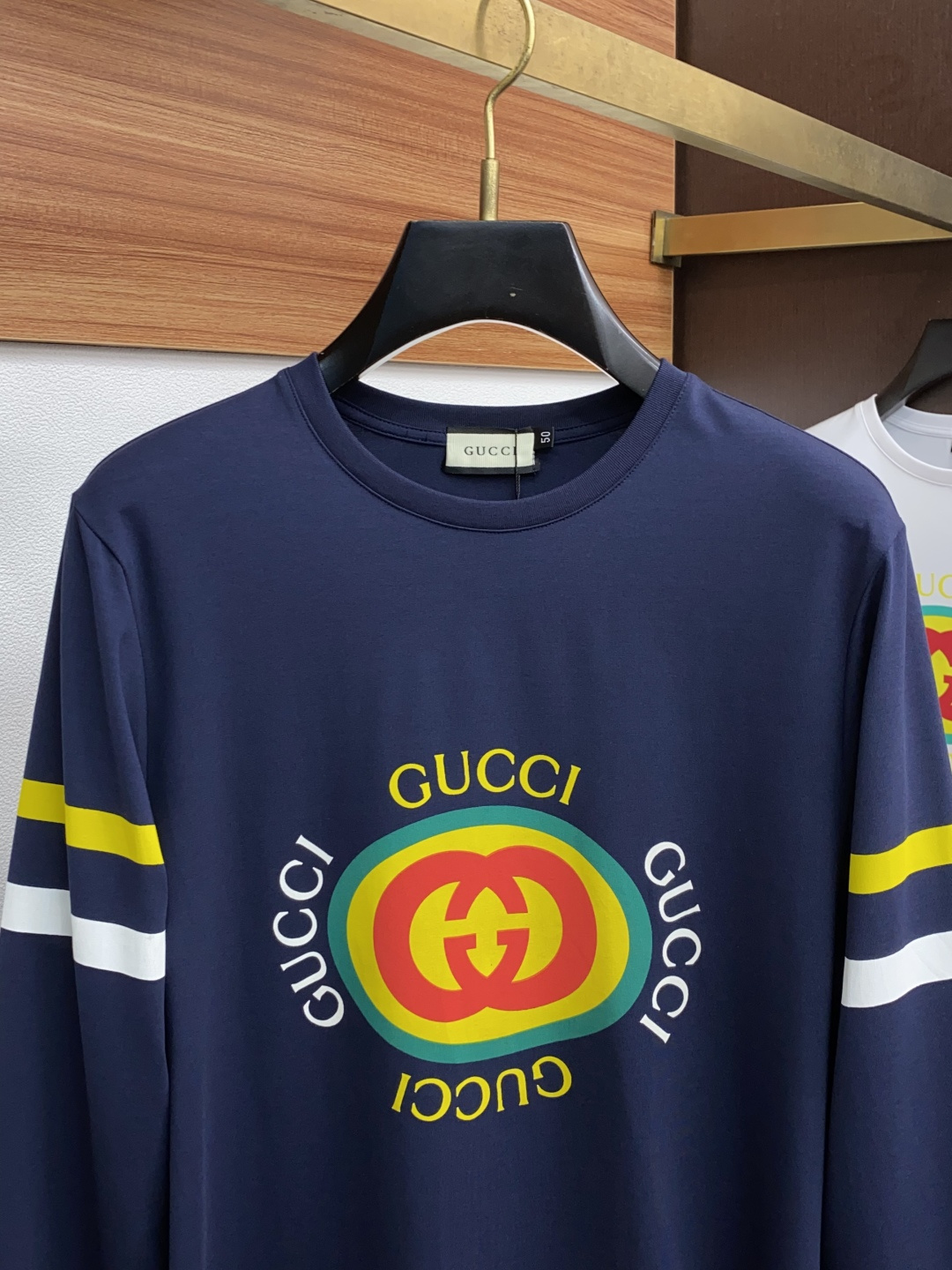 2新款圆领打低外穿长袖T恤，此款短T精选高织棉面料，触感爽滑软糯，贴身穿着极致舒适亲肤！衣身胸前经典品牌