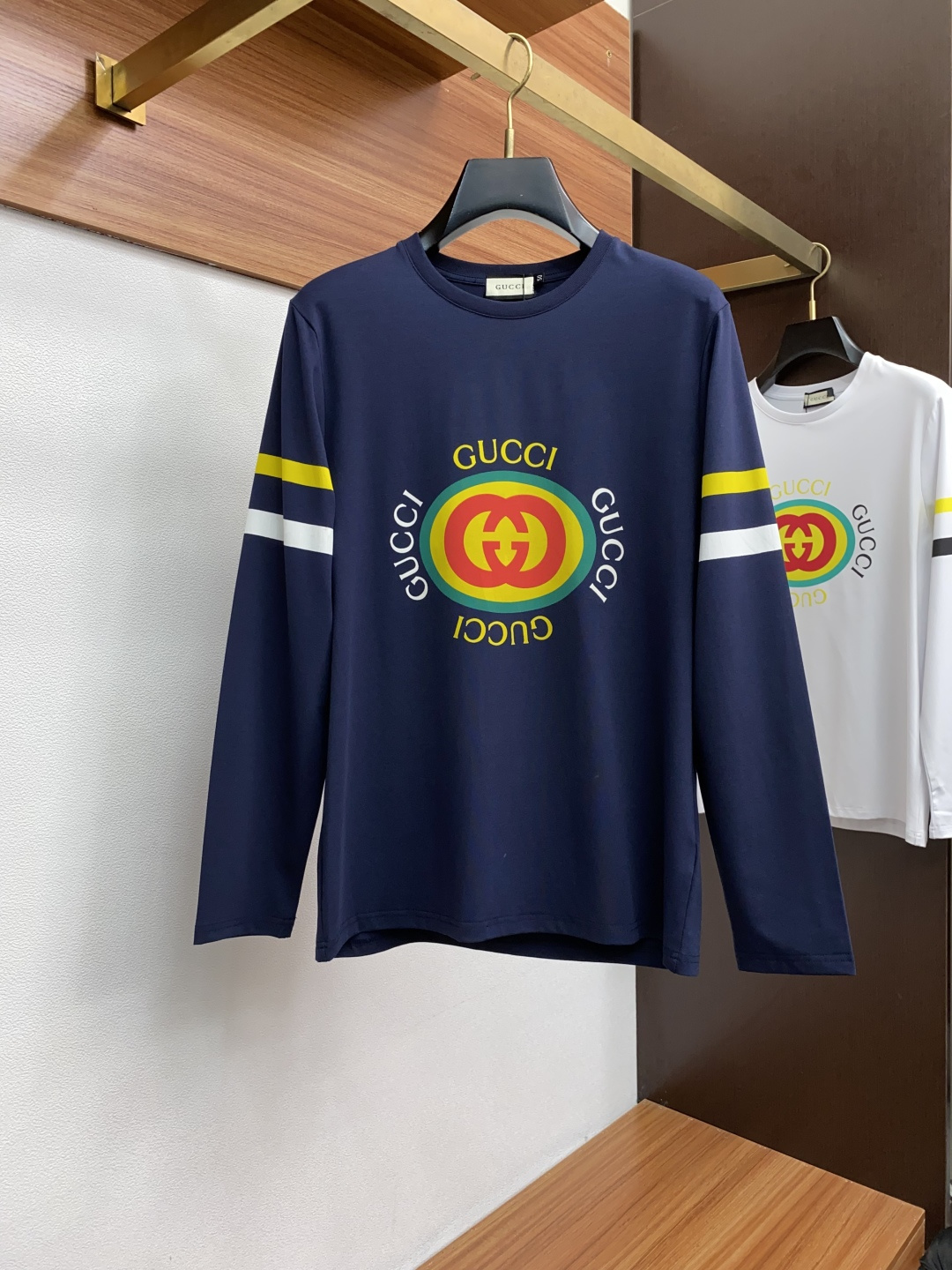 2新款圆领打低外穿长袖T恤，此款短T精选高织棉面料，触感爽滑软糯，贴身穿着极致舒适亲肤！衣身胸前经典品牌