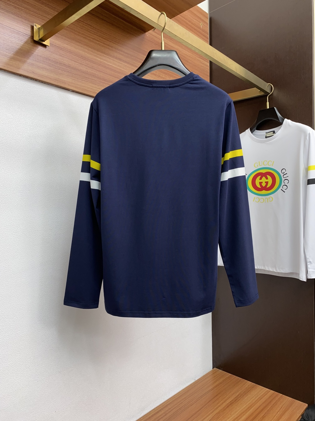 2新款圆领打低外穿长袖T恤，此款短T精选高织棉面料，触感爽滑软糯，贴身穿着极致舒适亲肤！衣身胸前经典品牌