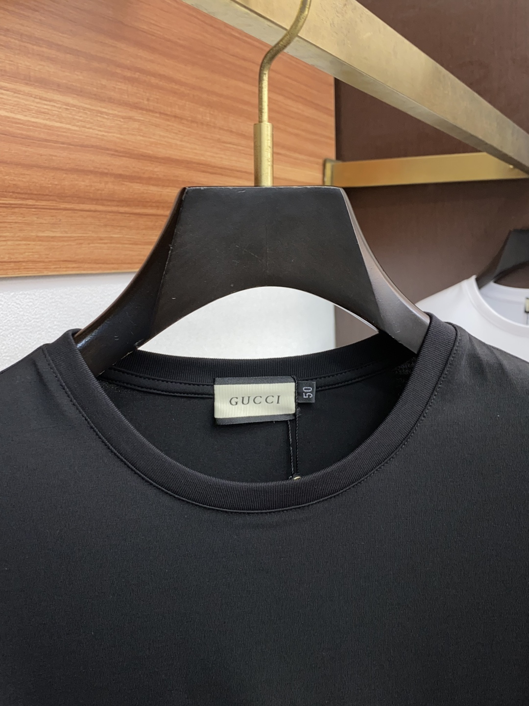 2新款圆领打低外穿长袖T恤，此款短T精选高织棉面料，触感爽滑软糯，贴身穿着极致舒适亲肤！衣身胸前经典品牌