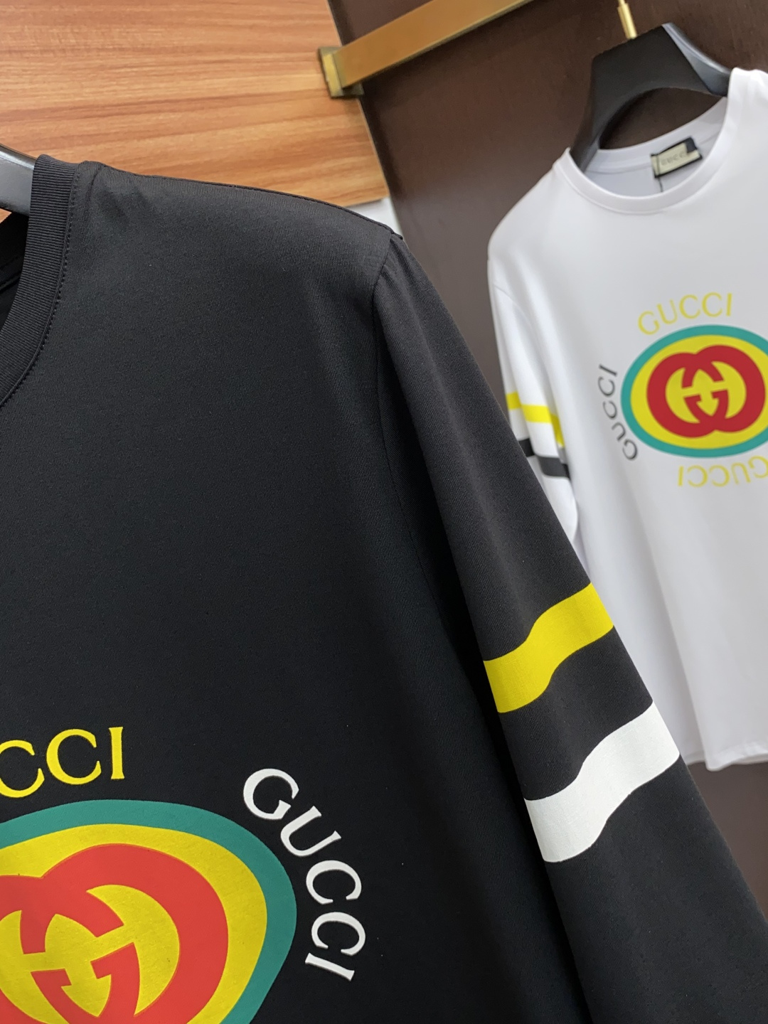 2新款圆领打低外穿长袖T恤，此款短T精选高织棉面料，触感爽滑软糯，贴身穿着极致舒适亲肤！衣身胸前经典品牌