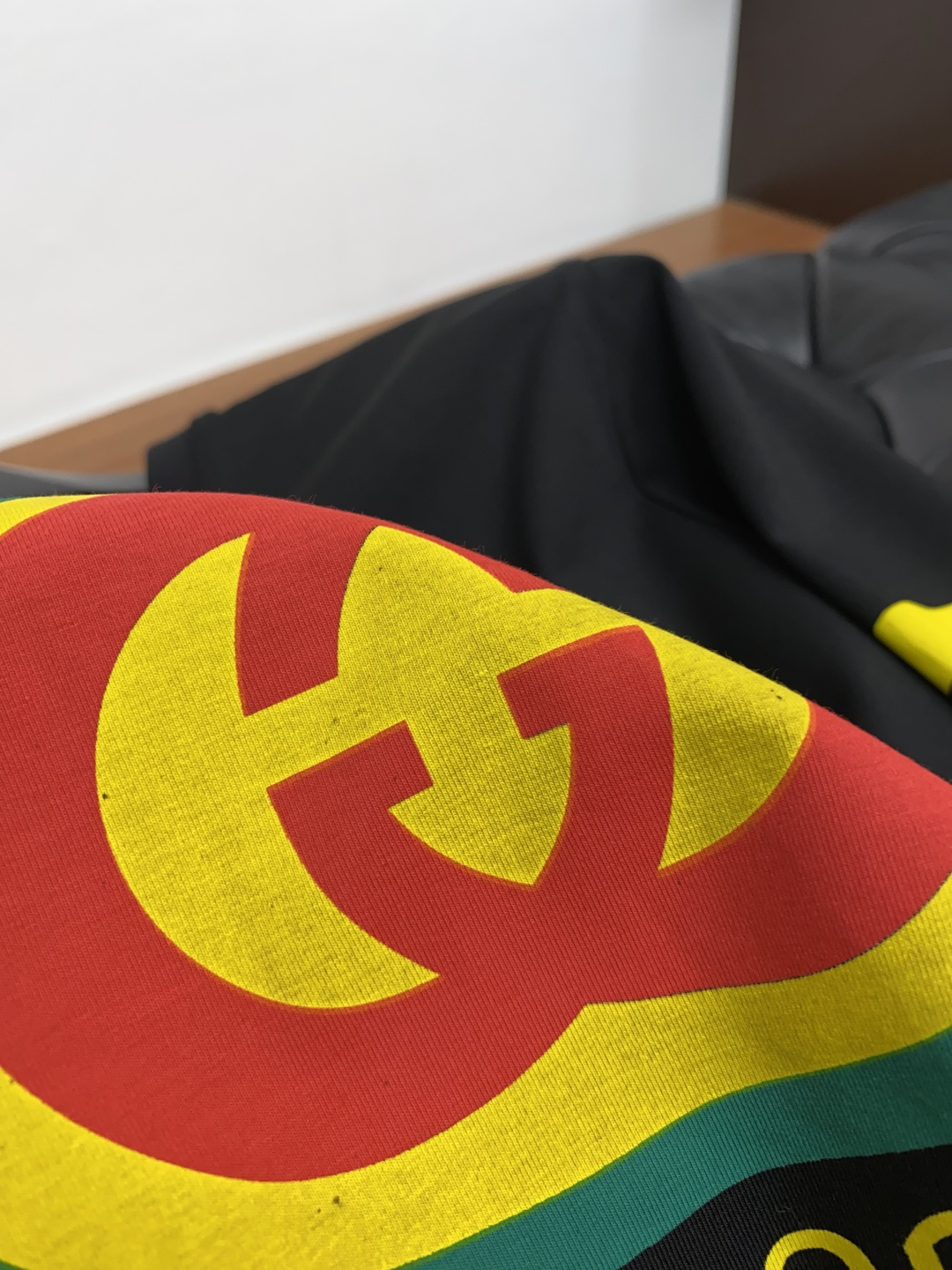 2新款圆领打低外穿长袖T恤，此款短T精选高织棉面料，触感爽滑软糯，贴身穿着极致舒适亲肤！衣身胸前经典品牌