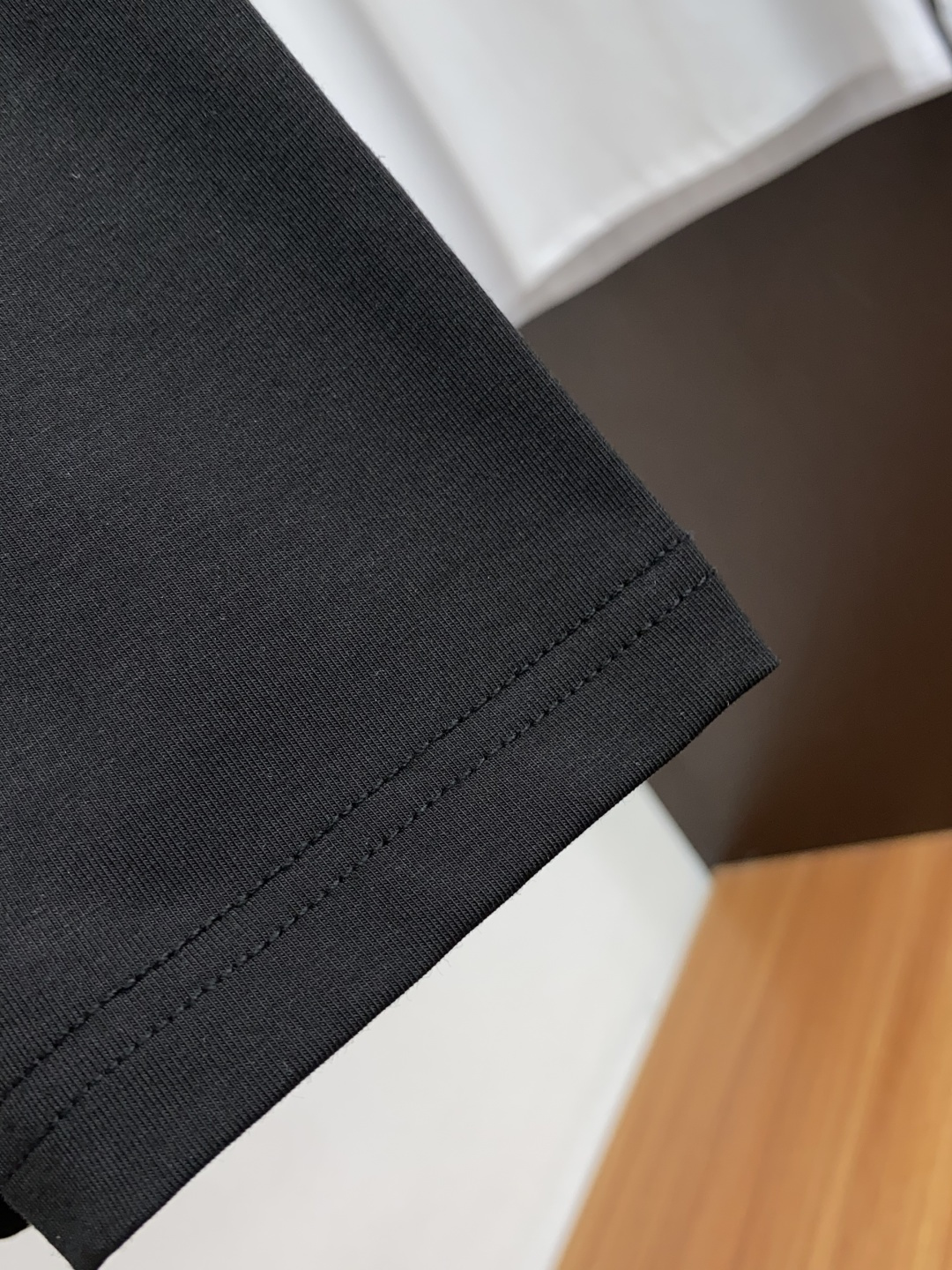 2新款圆领打低外穿长袖T恤，此款短T精选高织棉面料，触感爽滑软糯，贴身穿着极致舒适亲肤！衣身胸前经典品牌