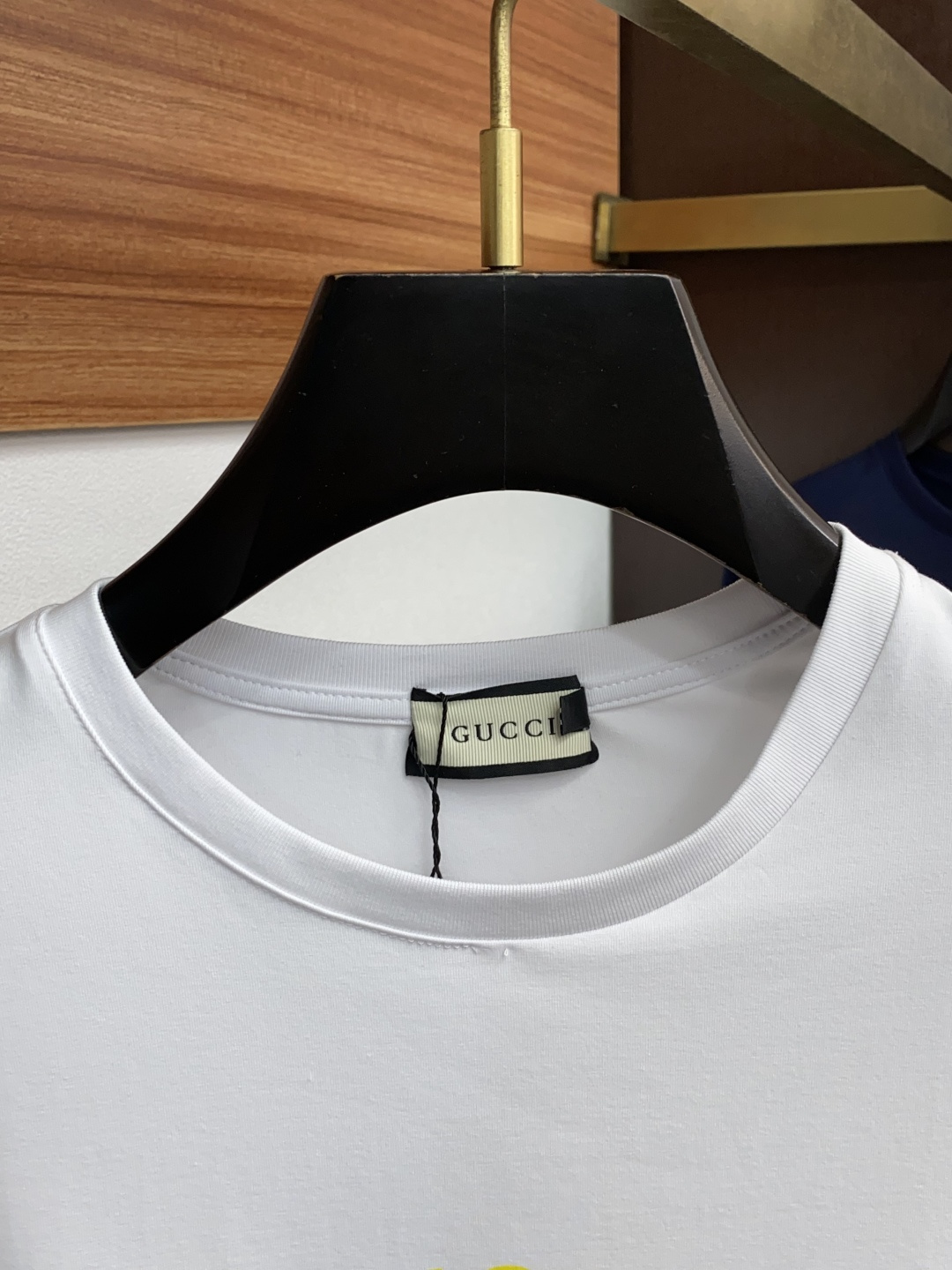 2新款圆领打低外穿长袖T恤，此款短T精选高织棉面料，触感爽滑软糯，贴身穿着极致舒适亲肤！衣身胸前经典品牌