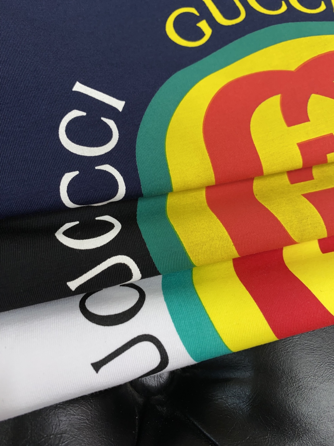 2新款圆领打低外穿长袖T恤，此款短T精选高织棉面料，触感爽滑软糯，贴身穿着极致舒适亲肤！衣身胸前经典品牌