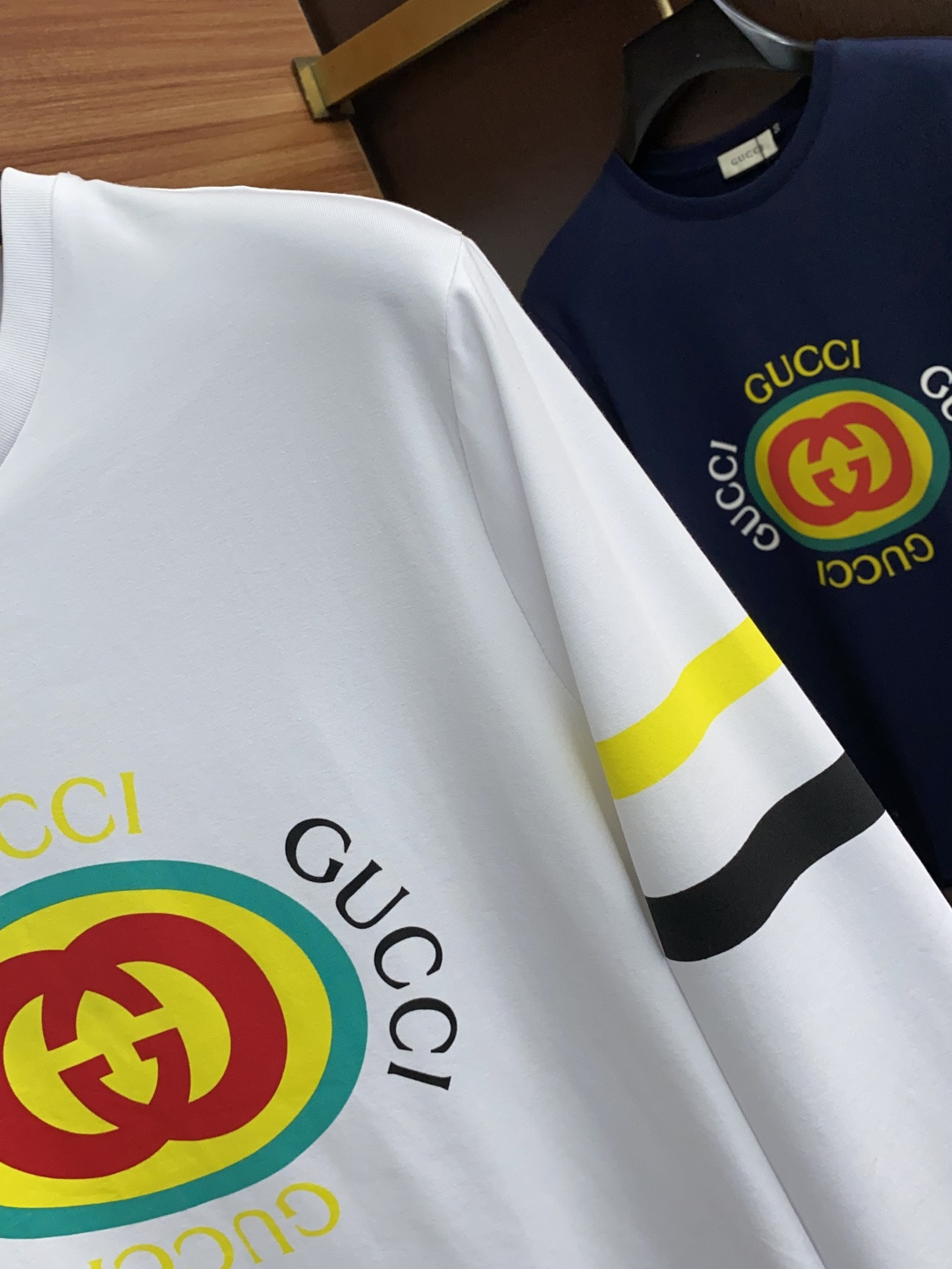 2新款圆领打低外穿长袖T恤，此款短T精选高织棉面料，触感爽滑软糯，贴身穿着极致舒适亲肤！衣身胸前经典品牌