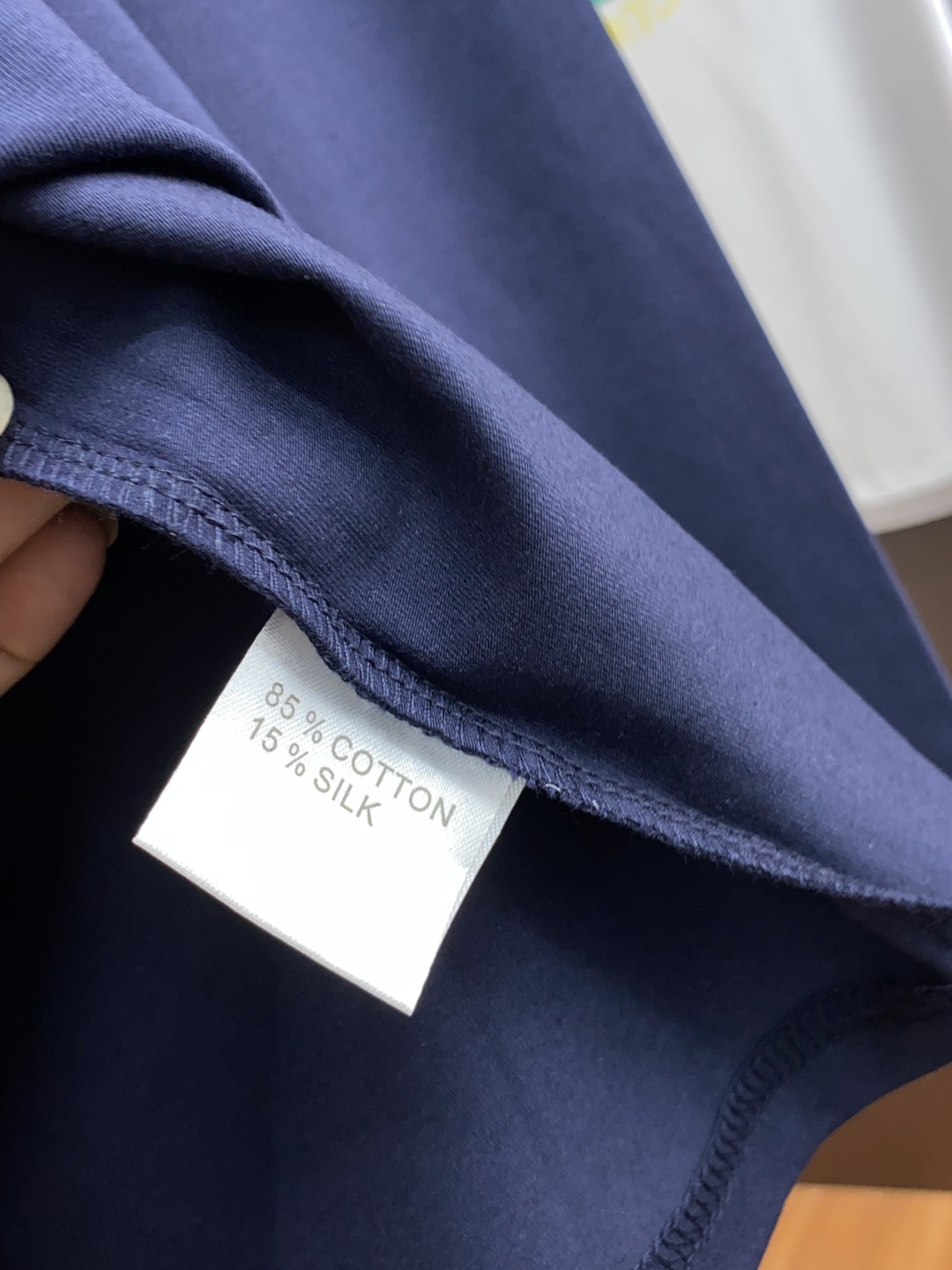 2新款圆领打低外穿长袖T恤，此款短T精选高织棉面料，触感爽滑软糯，贴身穿着极致舒适亲肤！衣身胸前经典品牌