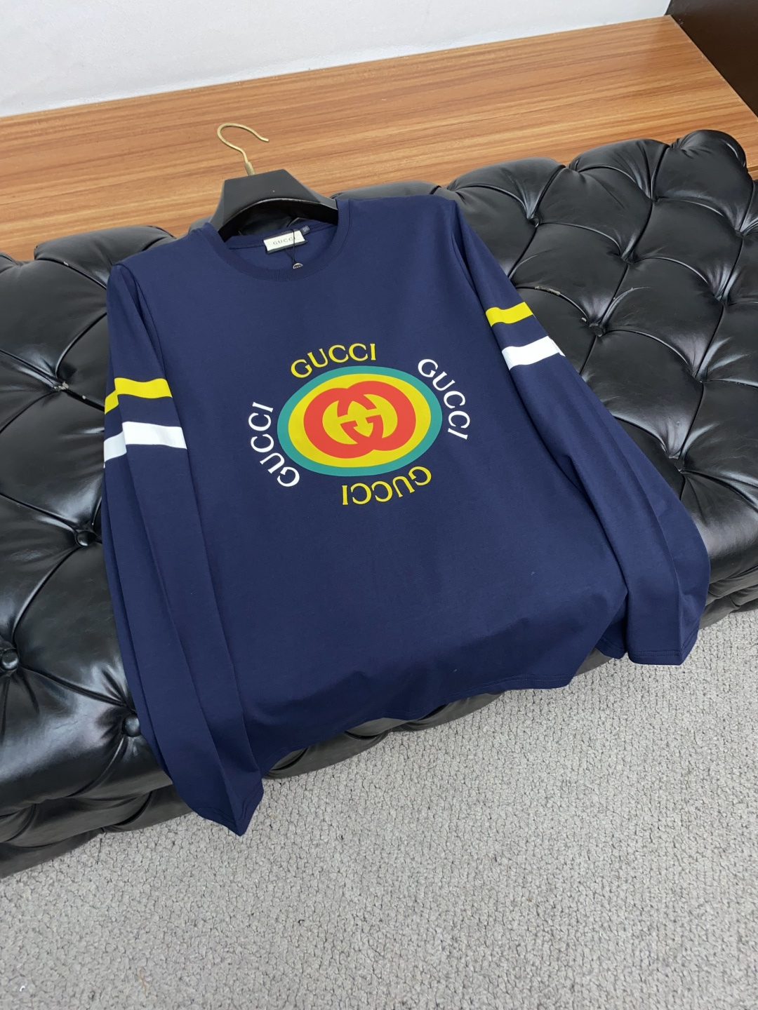 2新款圆领打低外穿长袖T恤，此款短T精选高织棉面料，触感爽滑软糯，贴身穿着极致舒适亲肤！衣身胸前经典品牌