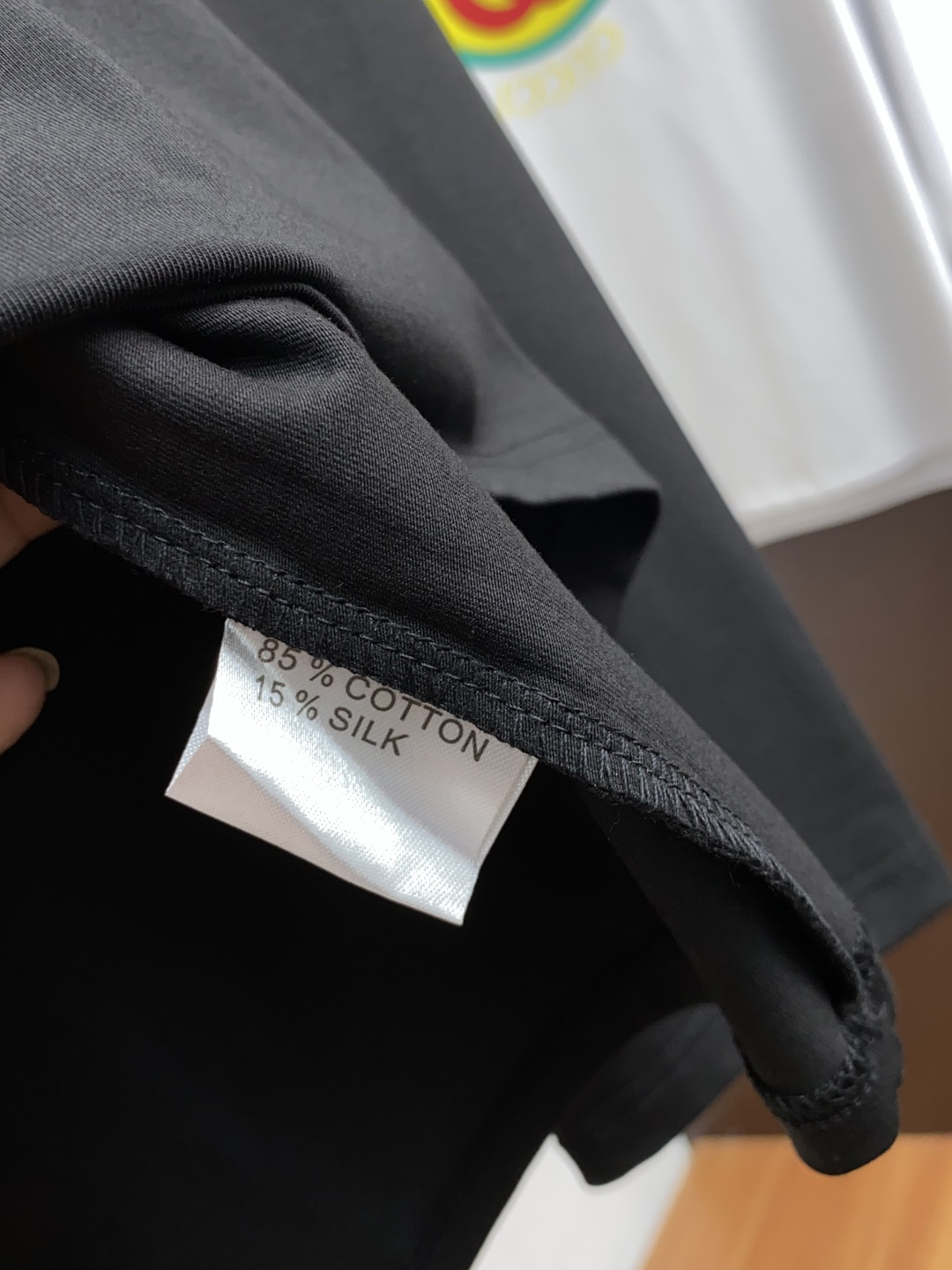 2新款圆领打低外穿长袖T恤，此款短T精选高织棉面料，触感爽滑软糯，贴身穿着极致舒适亲肤！衣身胸前经典品牌