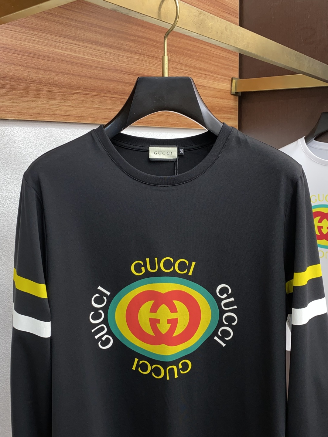 2新款圆领打低外穿长袖T恤，此款短T精选高织棉面料，触感爽滑软糯，贴身穿着极致舒适亲肤！衣身胸前经典品牌