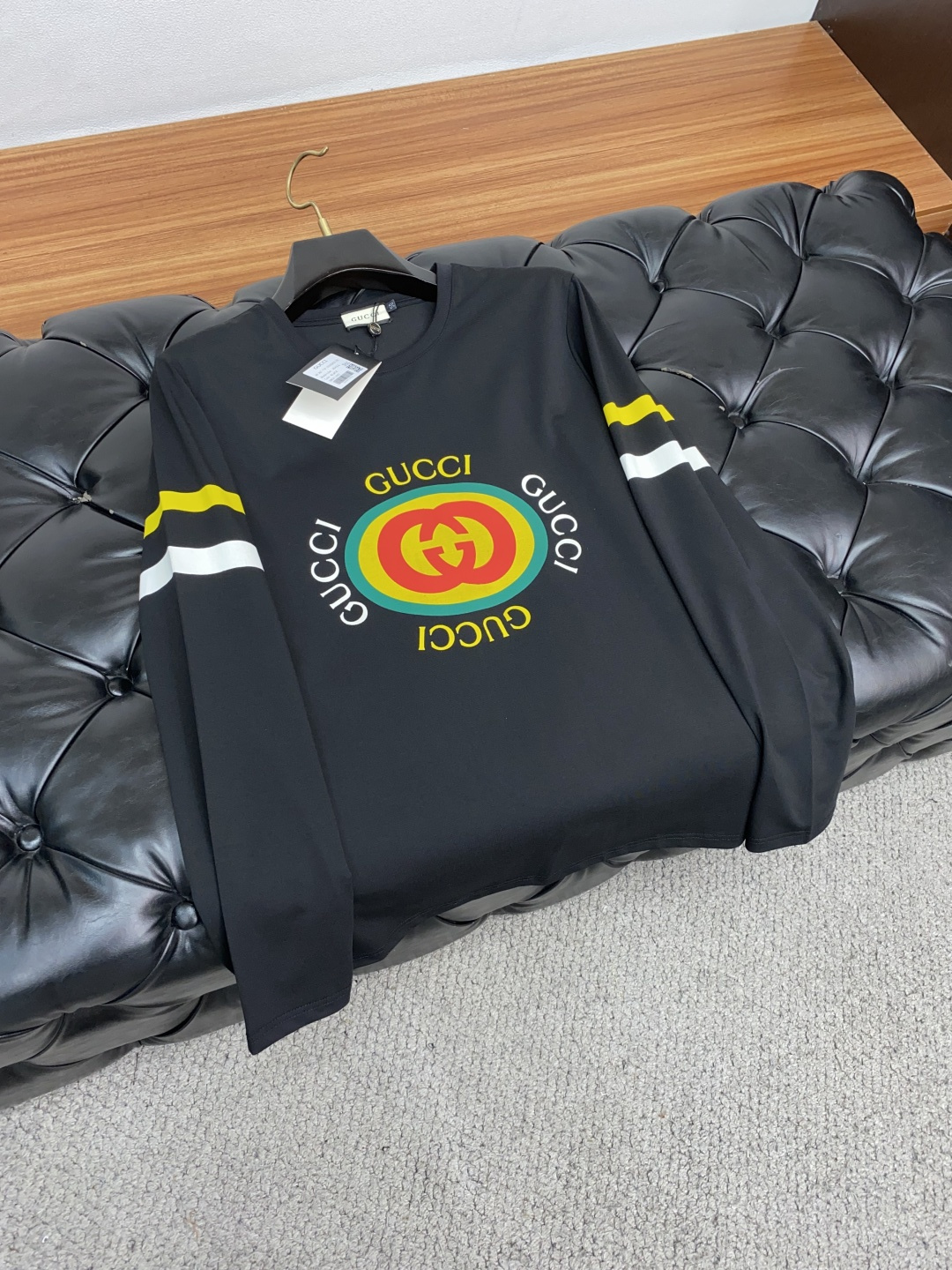 2新款圆领打低外穿长袖T恤，此款短T精选高织棉面料，触感爽滑软糯，贴身穿着极致舒适亲肤！衣身胸前经典品牌