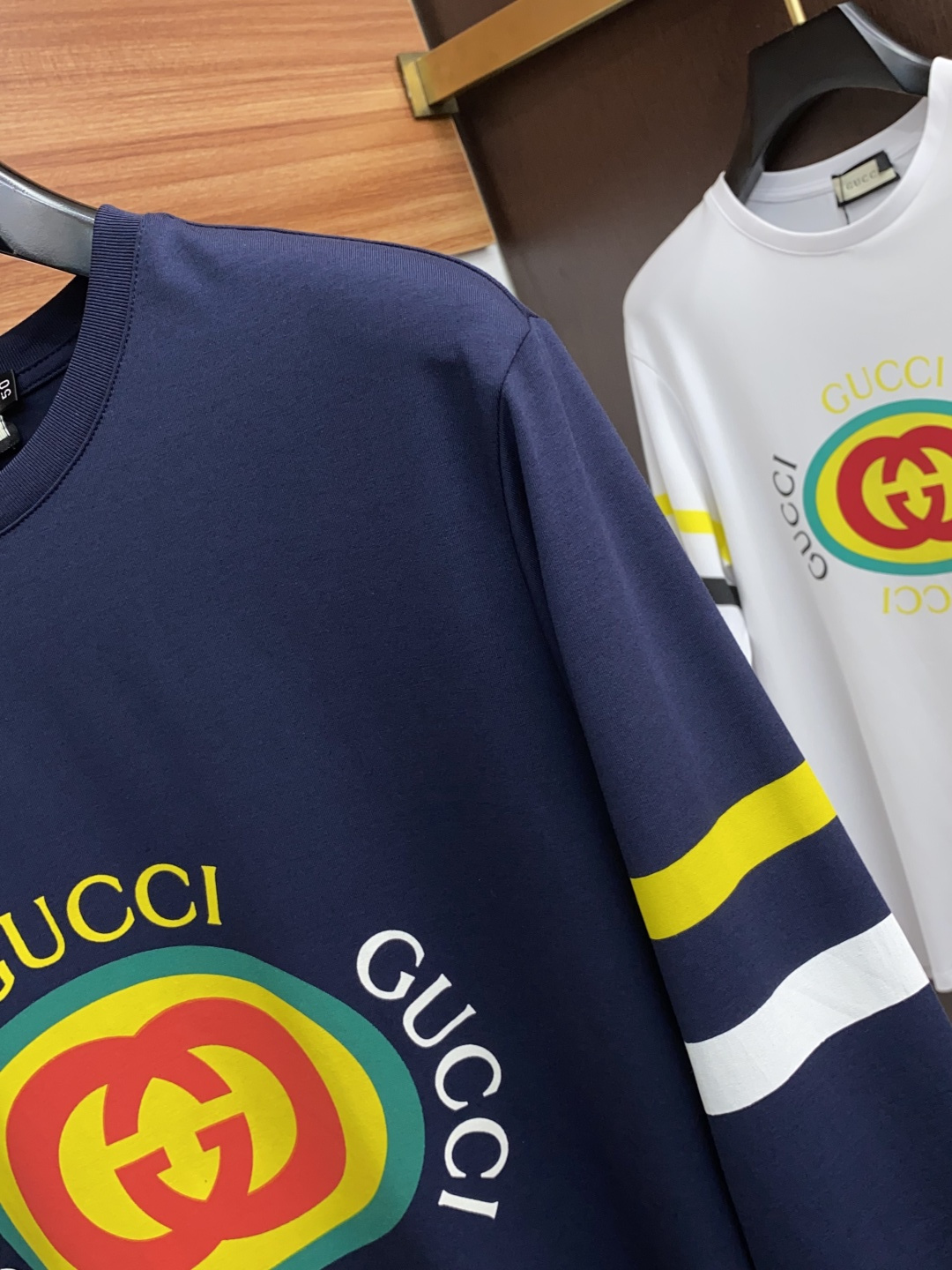 2新款圆领打低外穿长袖T恤，此款短T精选高织棉面料，触感爽滑软糯，贴身穿着极致舒适亲肤！衣身胸前经典品牌