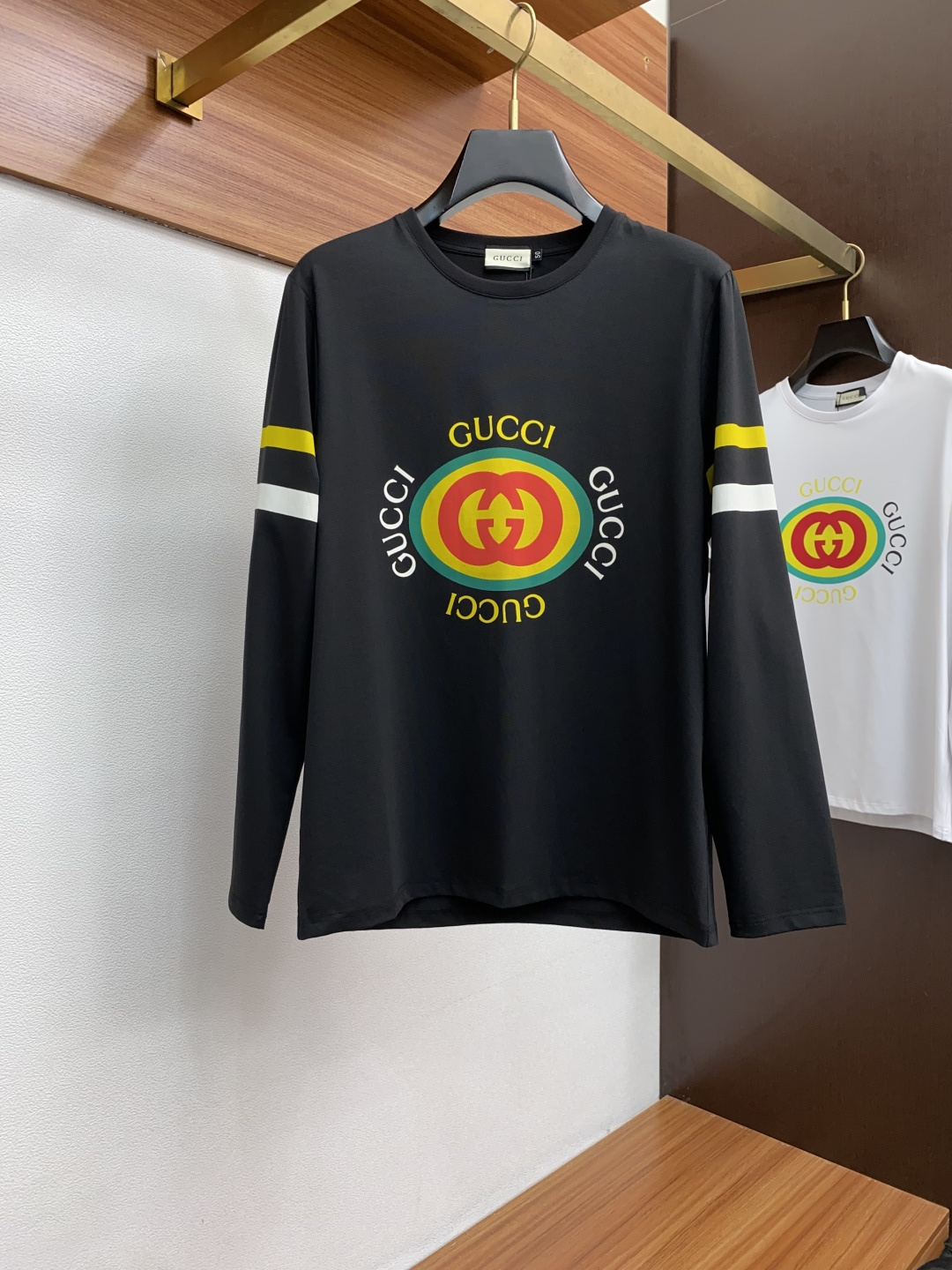 2新款圆领打低外穿长袖T恤，此款短T精选高织棉面料，触感爽滑软糯，贴身穿着极致舒适亲肤！衣身胸前经典品牌