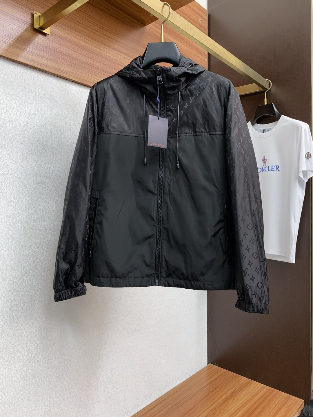 NO:503941,1v Louis Vuitton 2025 autumn and winter new model official website high-end original OEM, official classic ace single product! The latest cotton jacket jacket, a demonstration model for many celebrities! ! The new season of men's clothing is full of modernity and technology, combining fashion aesthetics with outdoor elements. It is a very design-oriented item, unique, abandoning traditional design concepts, creating a new visual experience, full of technological and functional sense, and is a soul-like embellishment! Exclusive technology wool fabric continues the environmental protection concept that has always been pursued. The fabric has excellent windproof and waterproof characteristics, with very delicate touch and excellent breathability! Jackets are excellent equipment in the transition season, with strong practical wearability and strong shaping properties, significant upper body effect, showing the vitality of urban upstarts. They are extremely outstanding in the dressing season, suitable for street style and outdoor sports and leisure. M-3xL,,louis vuitton,jackets & coats,jackets & coats,alexander wang198609091v 路易威登 2025年秋冬新款 官网 高端原厂代工出品, 官方经典王牌单品！最新棉衣夹克外套 多明星穿搭示范款！！ 新一季男装充满现代感与科技感,将时装美学与户外元素混搭结合,极具设计感的一款单品,别具一格,摒除了传统的设计理念,塑造出全新的视觉体验,充满科技感和机能感,属于灵魂式点缀！专属科技毛呢面料,延续一贯追求的环保理念,面料具备优良防风防水特质,触感非常细腻,透气性亦极佳！ 夹克属于过渡季优秀的装备,实穿性极强,塑造性极强,上身效果显著,尽显都市新贵活力色彩,在穿搭季属于极为出色的一款外套,出街造型、户外运动休闲皆宜 M-3xL,,louis vuitton,jackets & coats,jackets & coats,alexander wang,Men's clothing