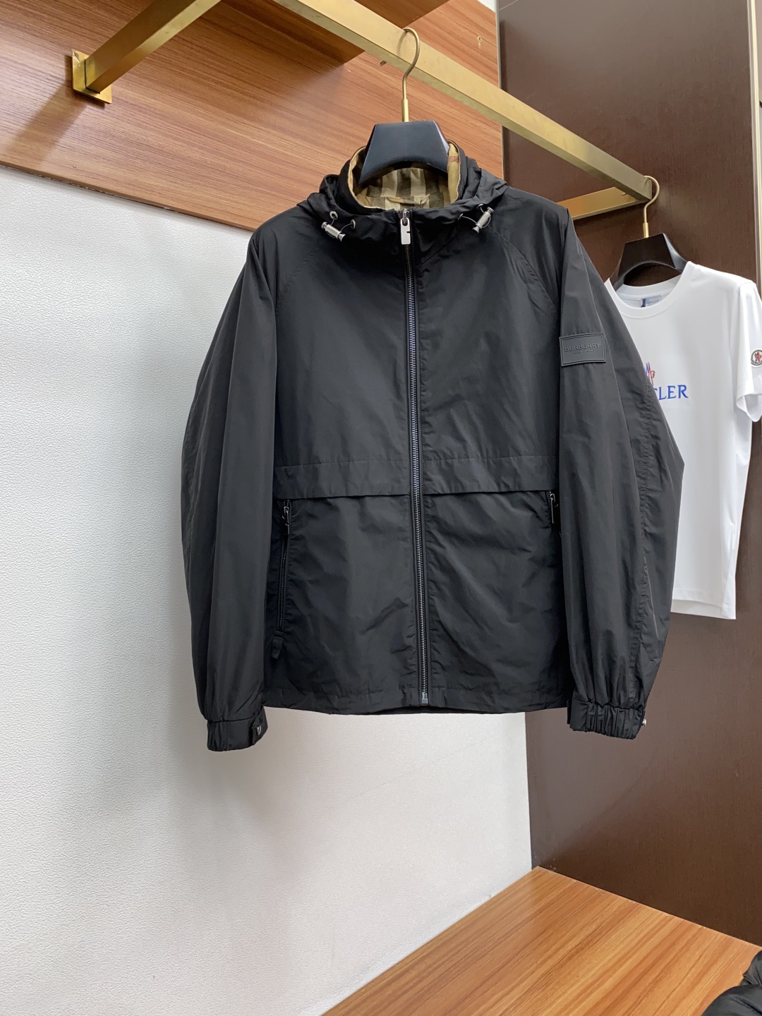 Chaqueta Ligera con Capucha para Mujer, Estilo Urbano y Deportivo de Moncler