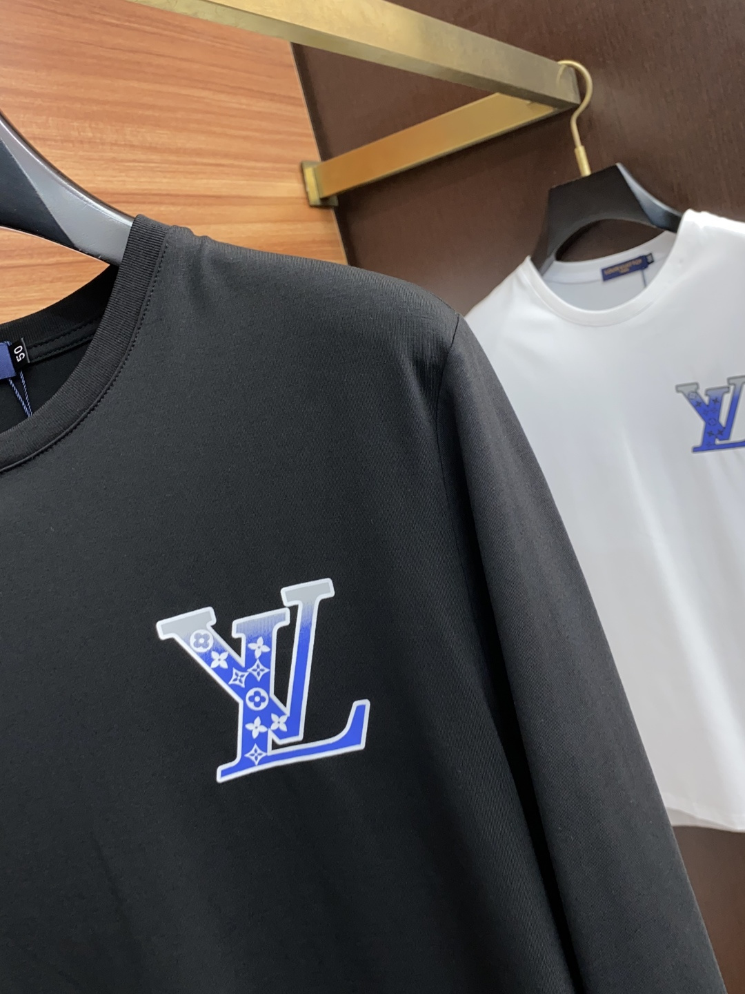  1v 路易威登 2新款圆领打低外穿长袖T恤，此款短T精选高织棉面料，触感爽滑软糯，贴身穿着极致舒适亲肤