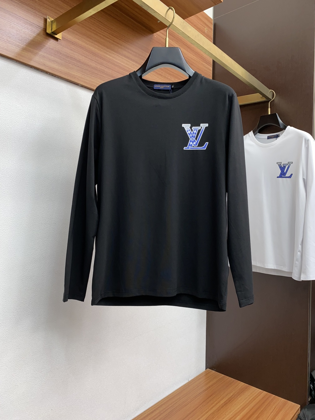  1v 路易威登 2新款圆领打低外穿长袖T恤，此款短T精选高织棉面料，触感爽滑软糯，贴身穿着极致舒适亲肤