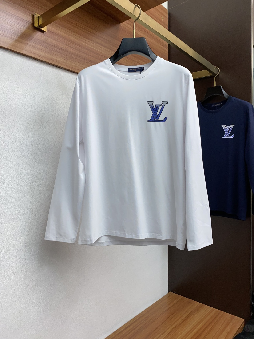  1v 路易威登 2新款圆领打低外穿长袖T恤，此款短T精选高织棉面料，触感爽滑软糯，贴身穿着极致舒适亲肤