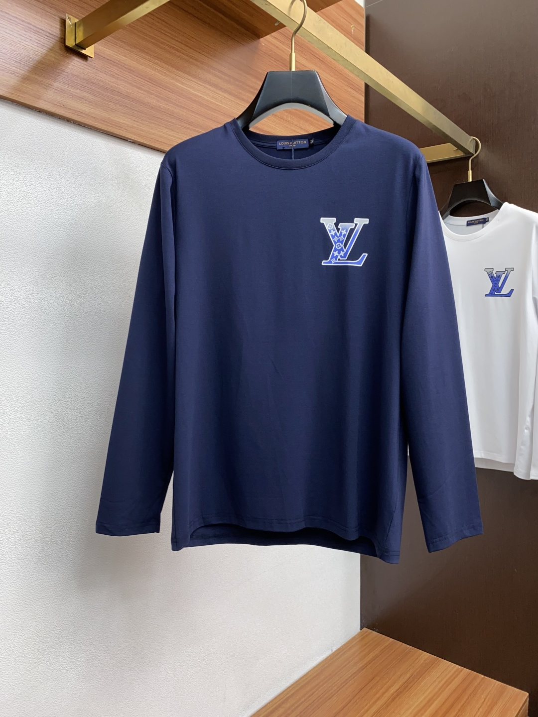  1v 路易威登 2新款圆领打低外穿长袖T恤，此款短T精选高织棉面料，触感爽滑软糯，贴身穿着极致舒适亲肤