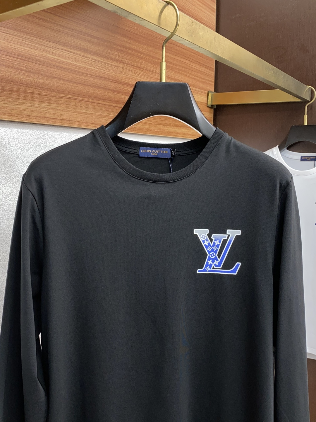  1v 路易威登 2新款圆领打低外穿长袖T恤，此款短T精选高织棉面料，触感爽滑软糯，贴身穿着极致舒适亲肤