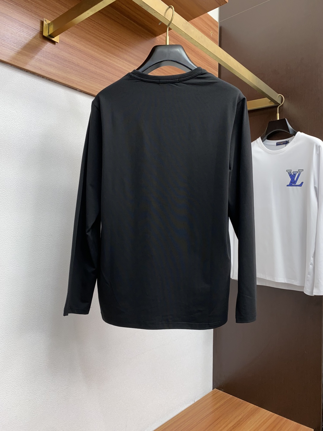  1v 路易威登 2新款圆领打低外穿长袖T恤，此款短T精选高织棉面料，触感爽滑软糯，贴身穿着极致舒适亲肤