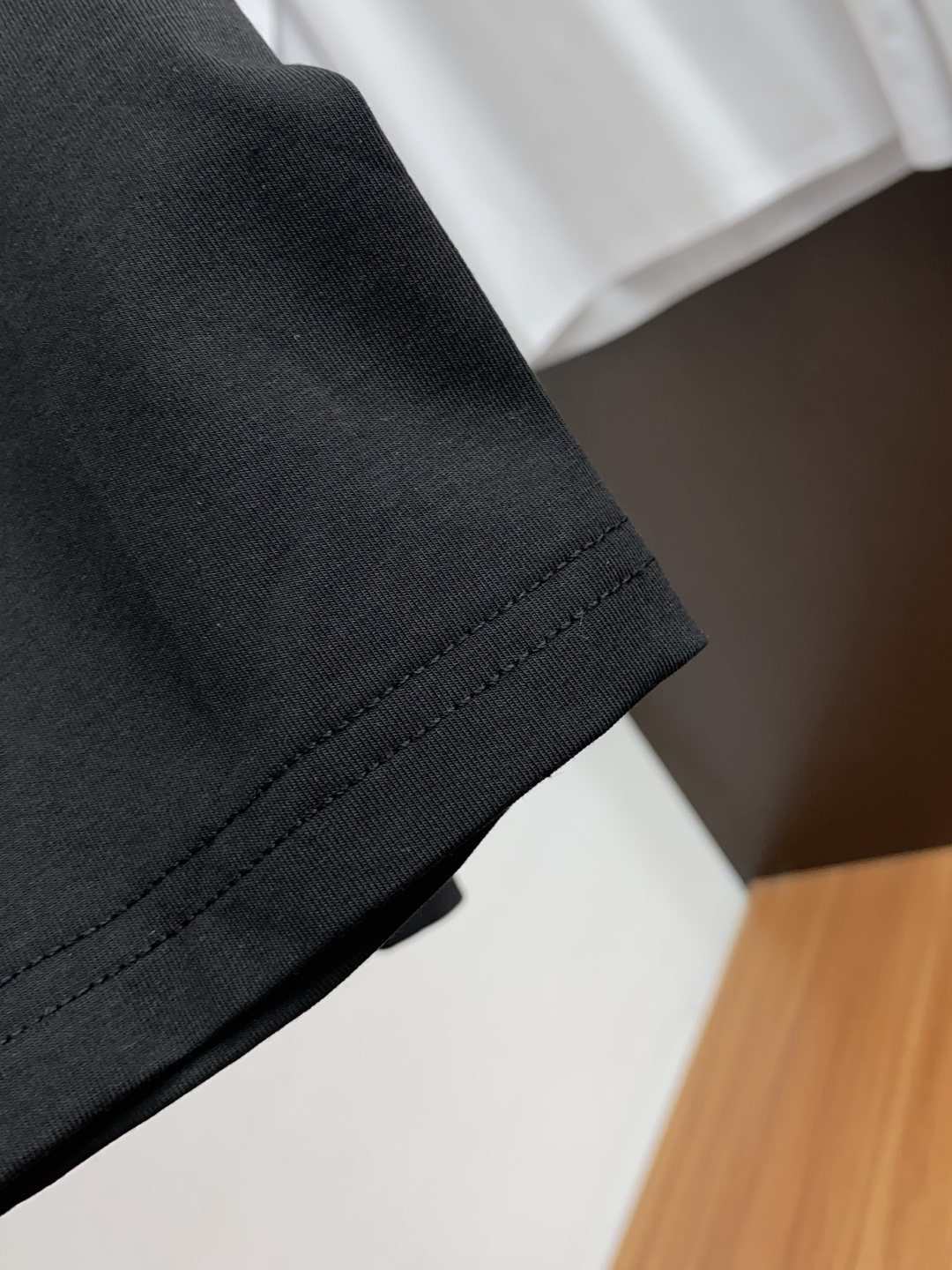  1v 路易威登 2新款圆领打低外穿长袖T恤，此款短T精选高织棉面料，触感爽滑软糯，贴身穿着极致舒适亲肤