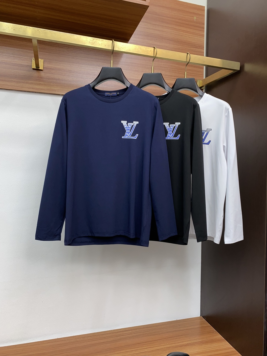  1v 路易威登 2新款圆领打低外穿长袖T恤，此款短T精选高织棉面料，触感爽滑软糯，贴身穿着极致舒适亲肤