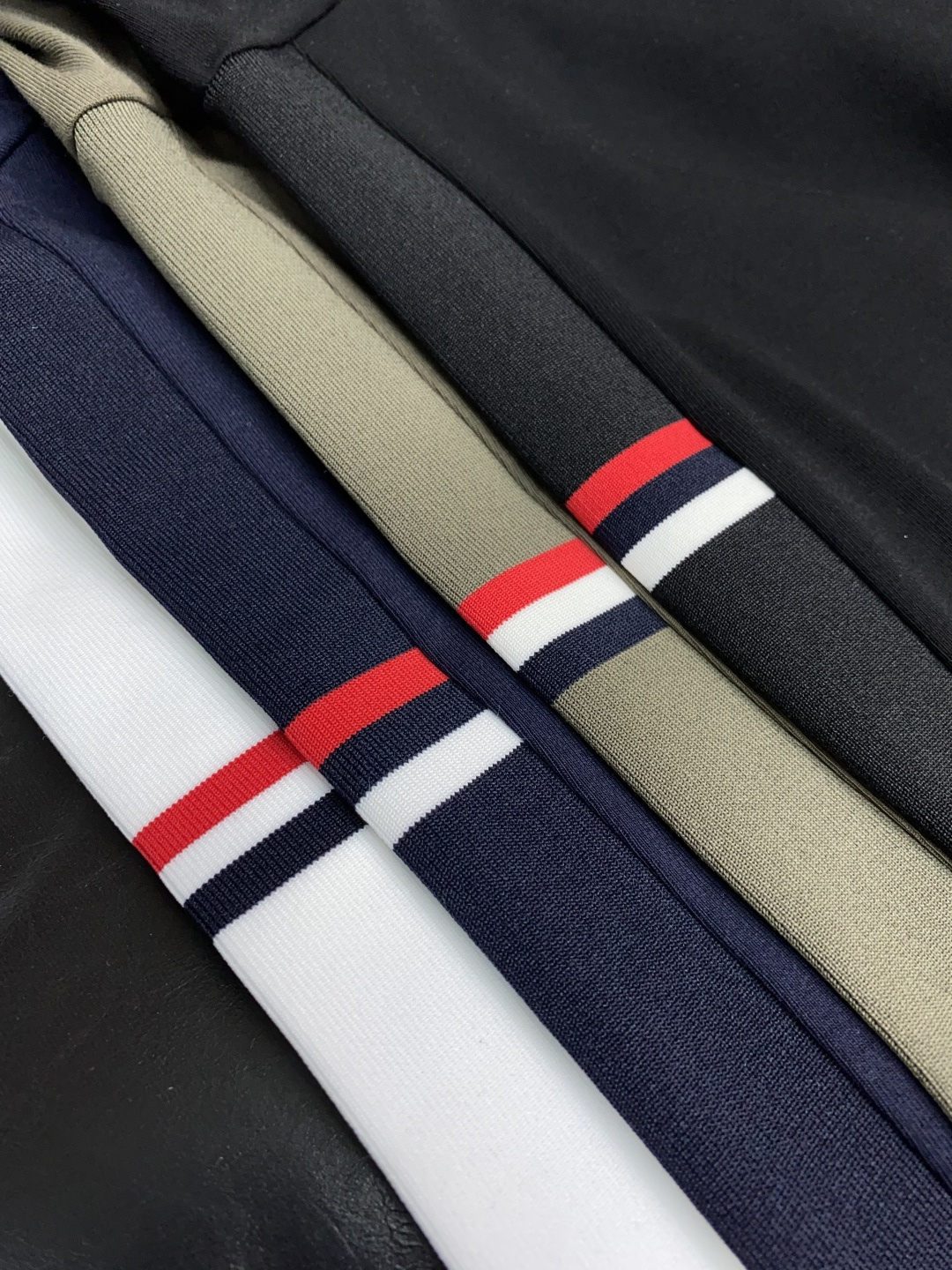  蒙口 2025秋冬专柜新款 时尚休闲打底衫长袖T恤，精选进口高密度膨体暖姜天丝德绒系列膨体蓄暖，糯感新