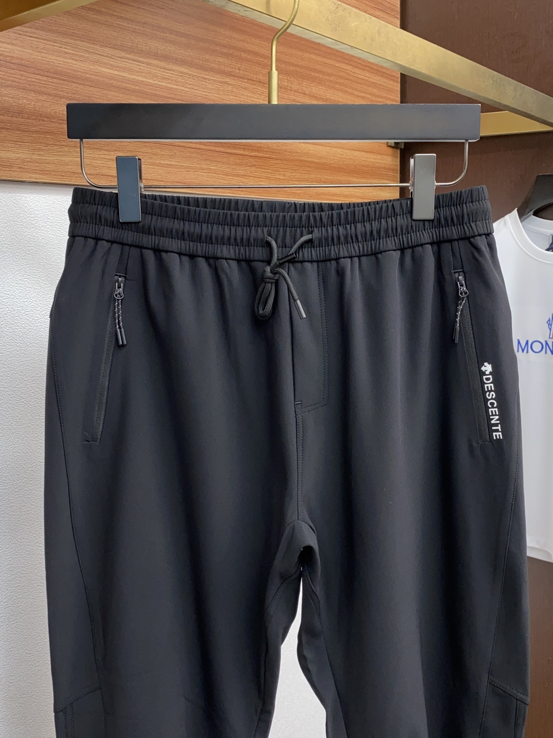  迪桑特 2025新款，户外最新休闲裤。原版裤型上身休闲百搭、随性慵懒范，高级定制进口定织针织面料，弹力