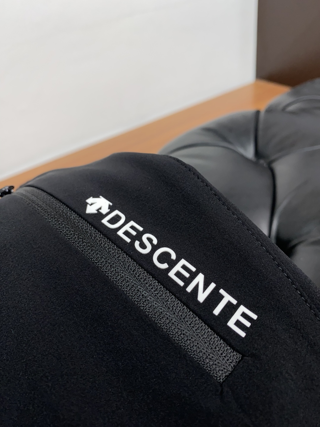  迪桑特 2025新款，户外最新休闲裤。原版裤型上身休闲百搭、随性慵懒范，高级定制进口定织针织面料，弹力