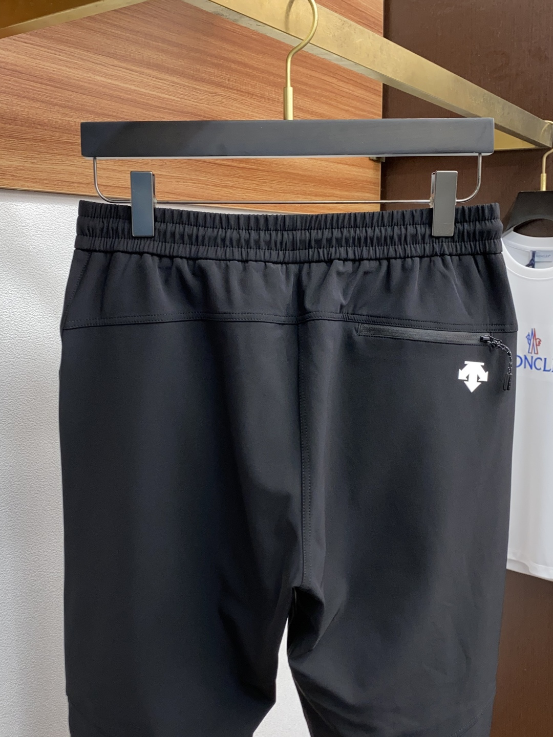  迪桑特 2025新款，户外最新休闲裤。原版裤型上身休闲百搭、随性慵懒范，高级定制进口定织针织面料，弹力