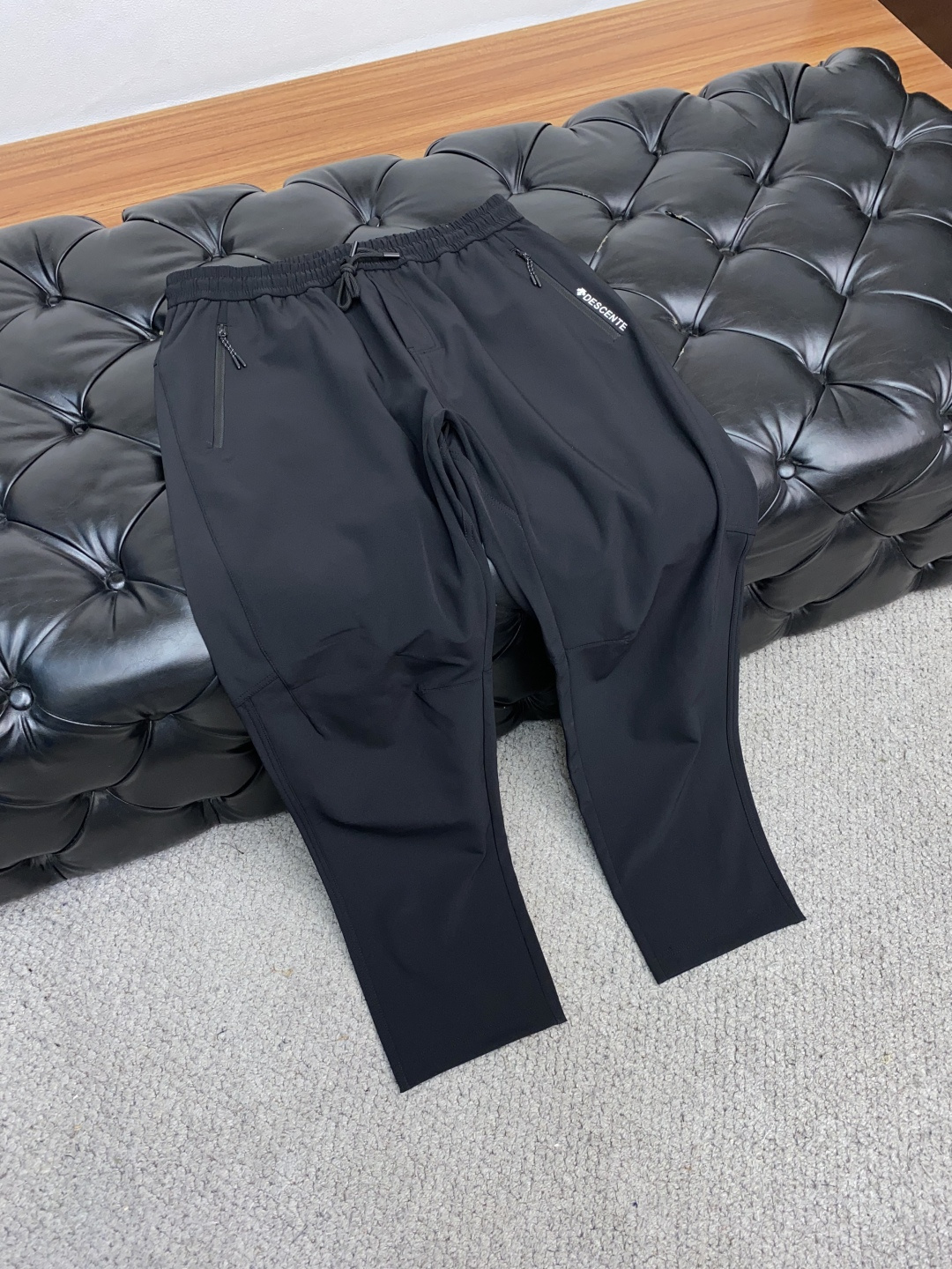  迪桑特 2025新款，户外最新休闲裤。原版裤型上身休闲百搭、随性慵懒范，高级定制进口定织针织面料，弹力