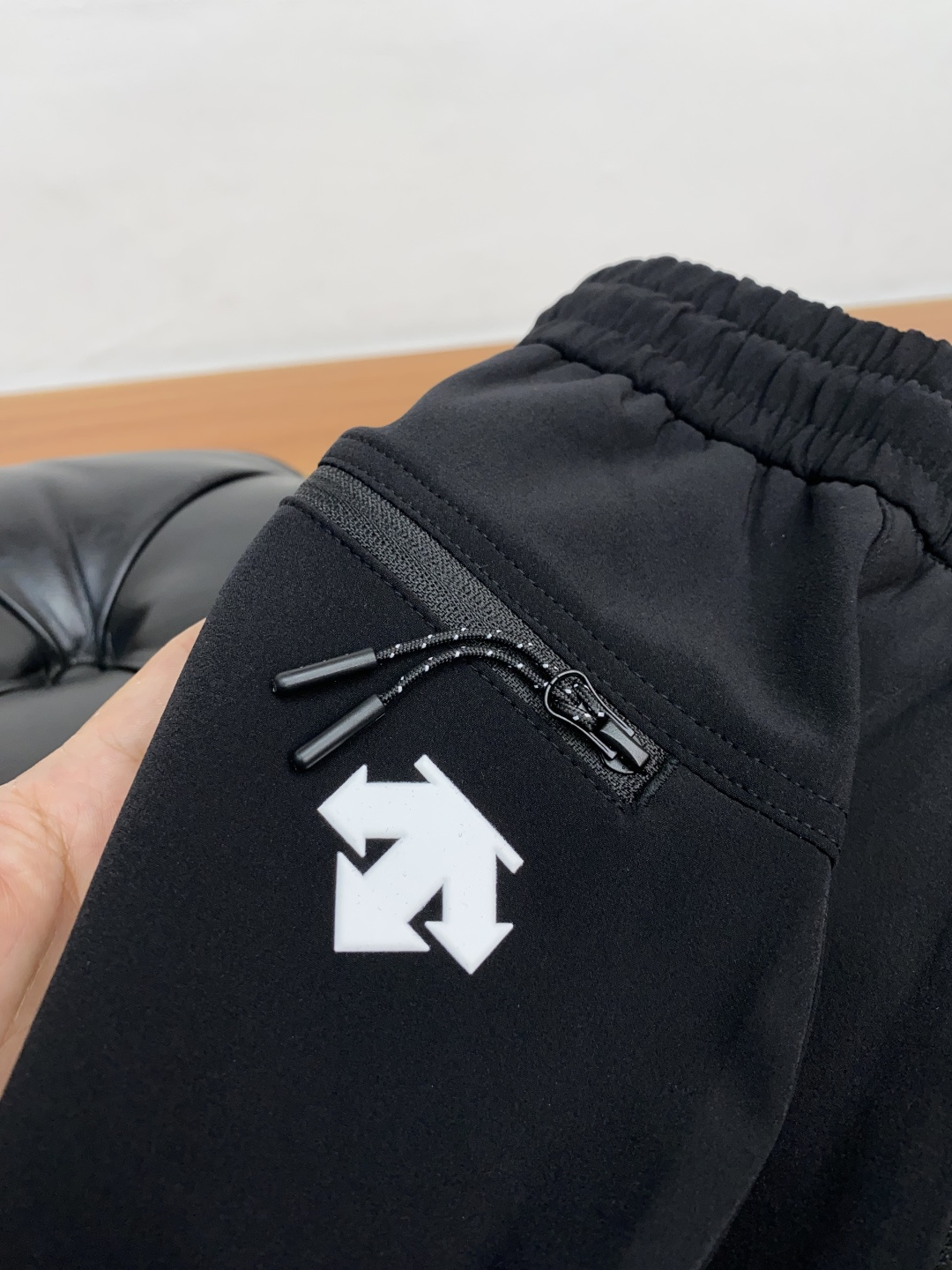  迪桑特 2025新款，户外最新休闲裤。原版裤型上身休闲百搭、随性慵懒范，高级定制进口定织针织面料，弹力