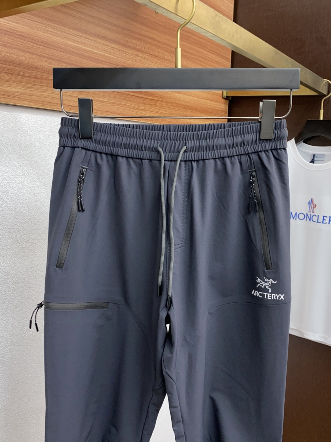  始祖鸟  2025新款，户外最新休闲裤。原版裤型上身休闲百搭、随性慵懒范，高级定制进口定织针织面料，弹