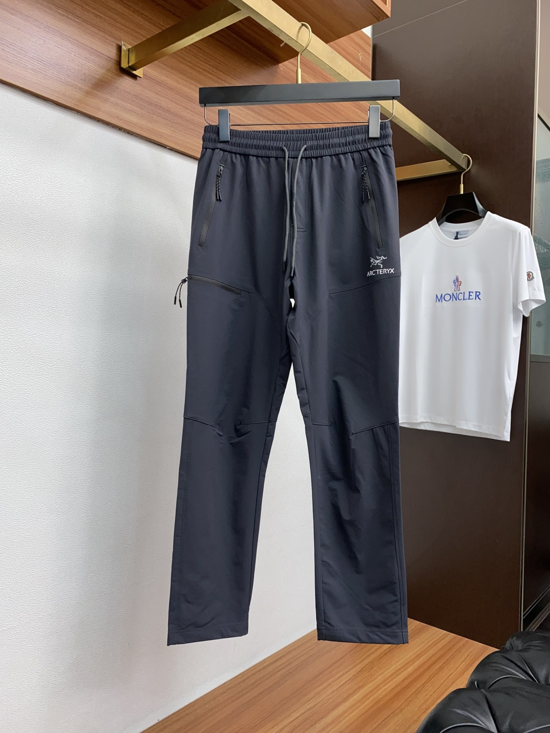  始祖鸟  2025新款，户外最新休闲裤。原版裤型上身休闲百搭、随性慵懒范，高级定制进口定织针织面料，弹